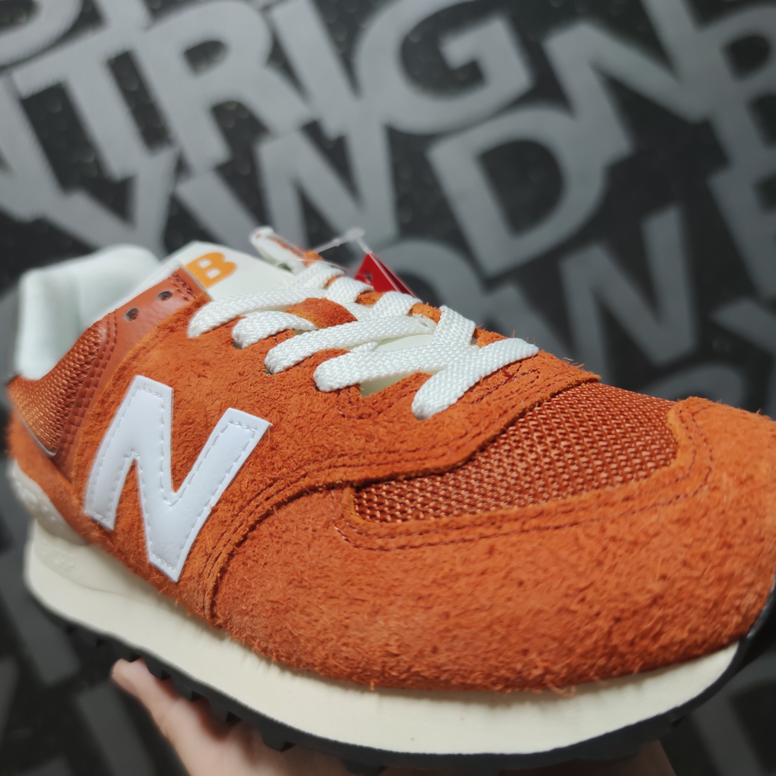 New Balance 574 Heritage Orange Burst White 착용 스타일 - 5