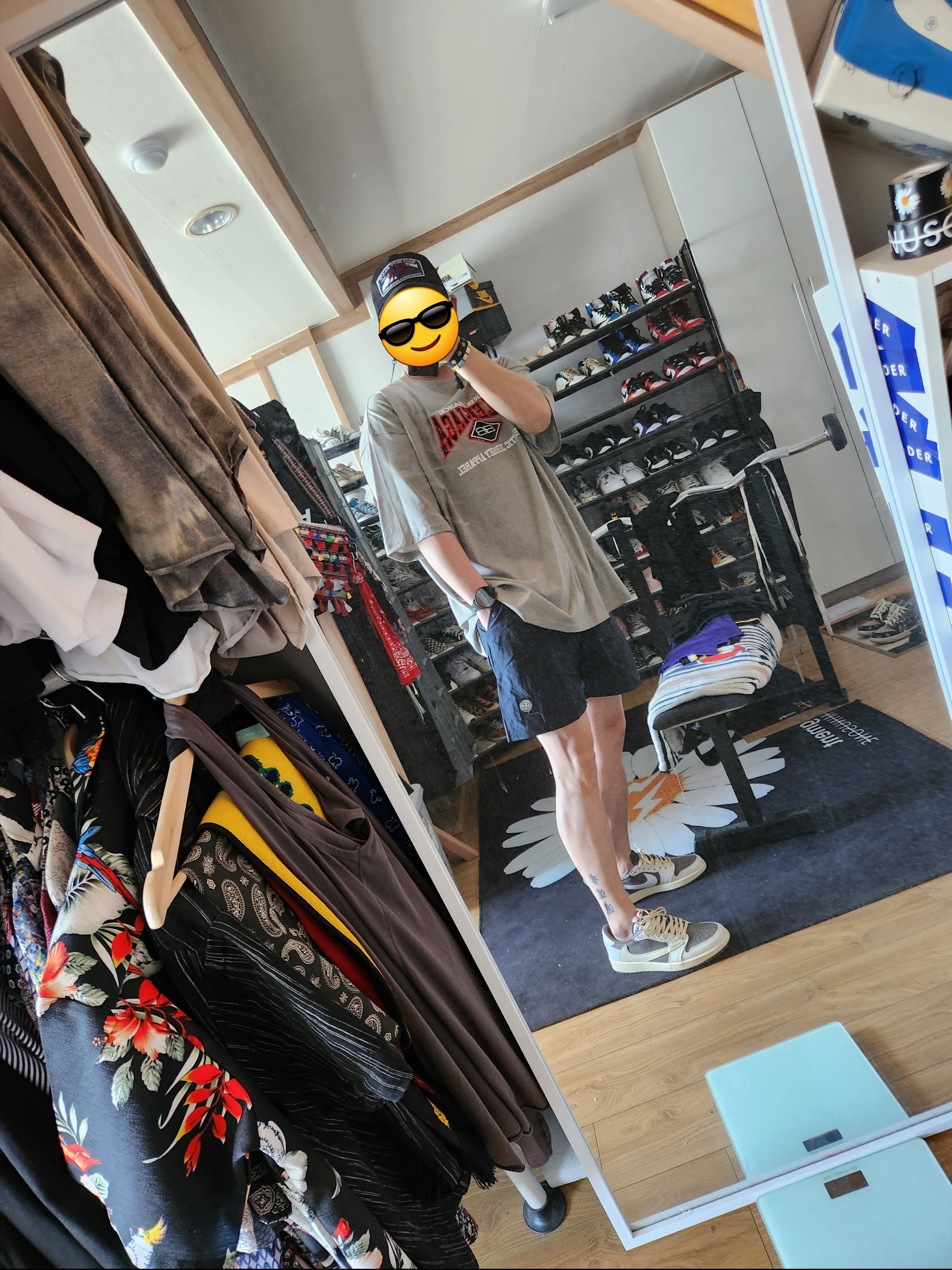 Jordan 1 x Travis Scott Retro Low OG SP Sail and Ridgerock 착용 스타일