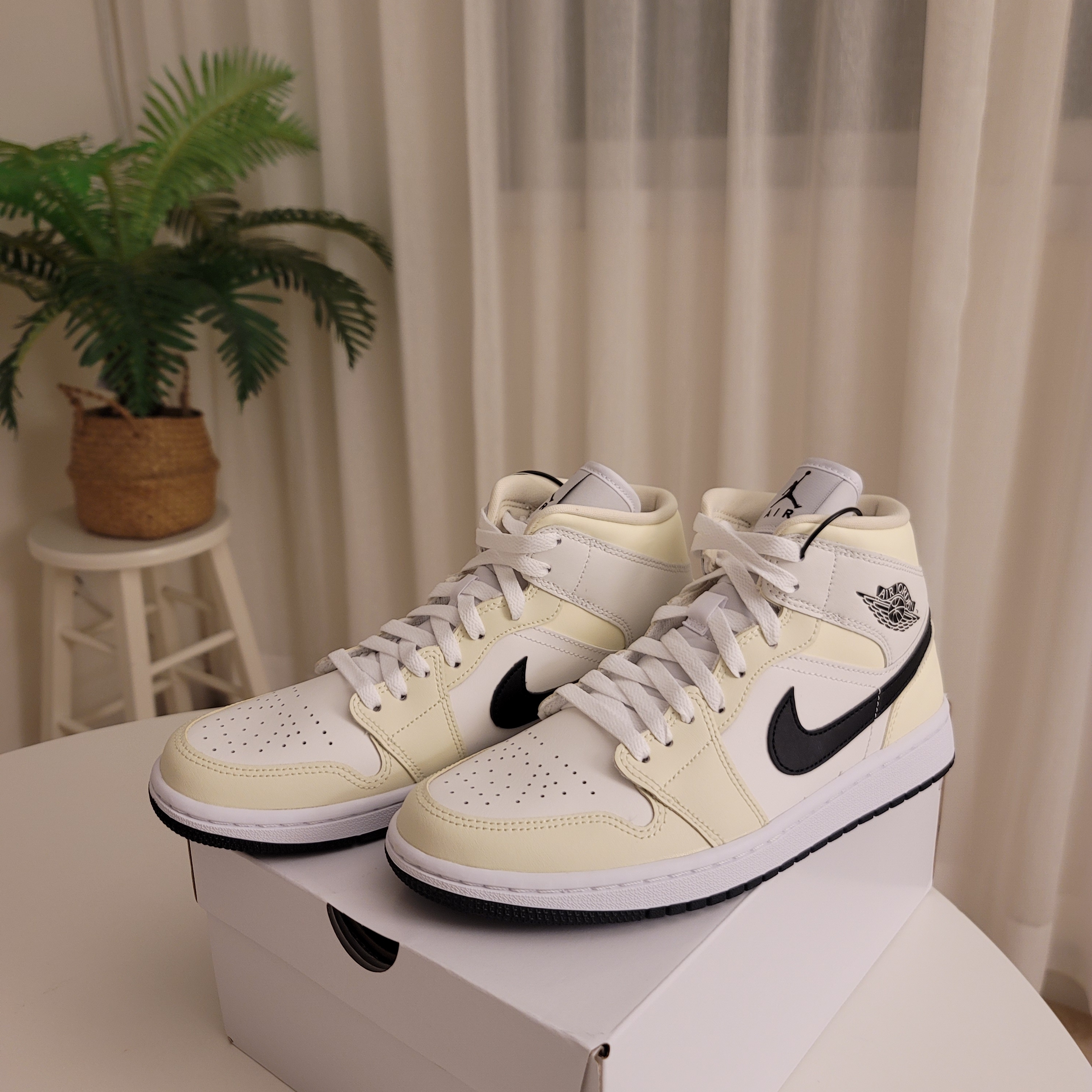 (W) Jordan 1 Mid Coconut Milk 착용 스타일 - 1