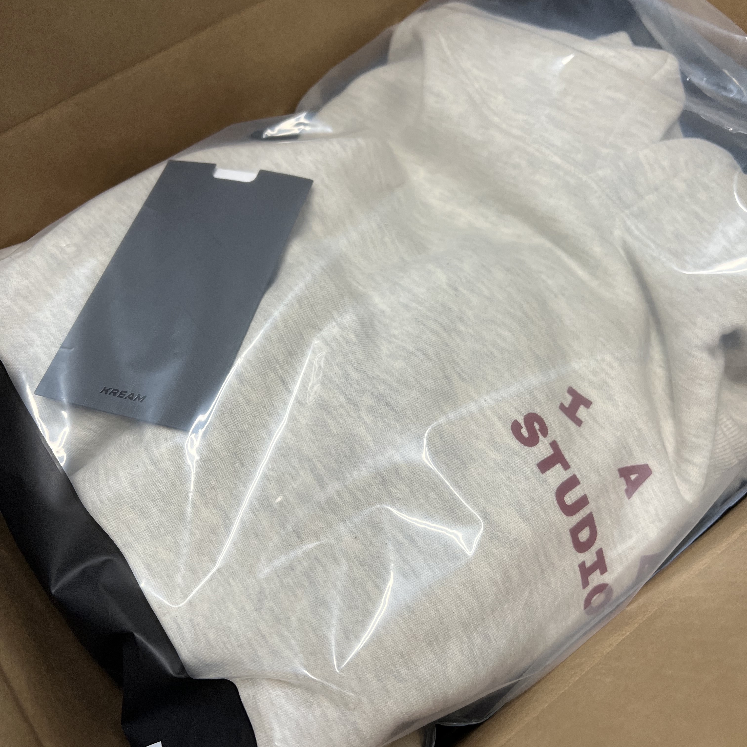 IAB Studio Hoodie Oatmeal Burgundy 착용 스타일