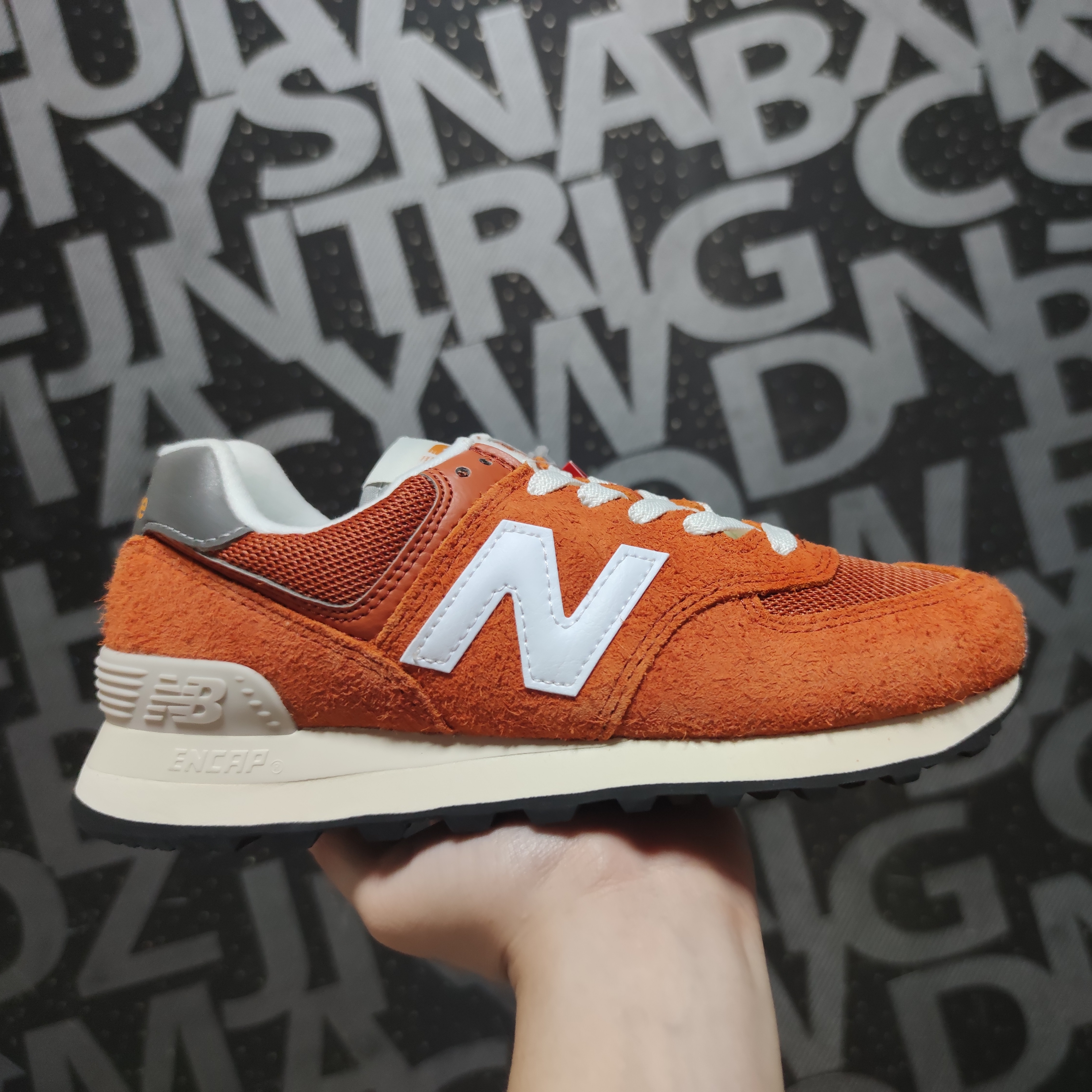 New Balance 574 Heritage Orange Burst White 착용 스타일 - 2
