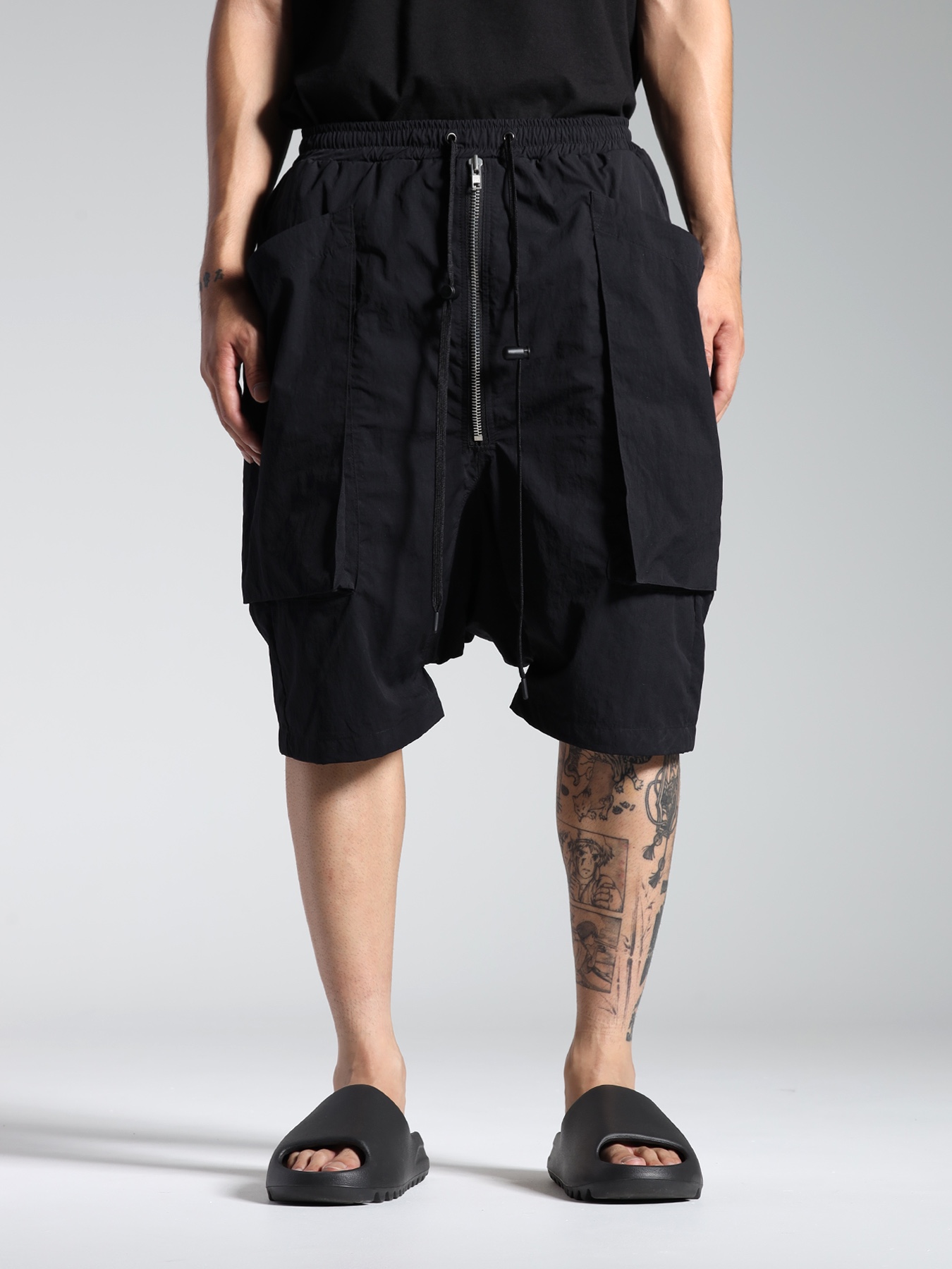 Adidas Yeezy Slide Onyx 착용 스타일