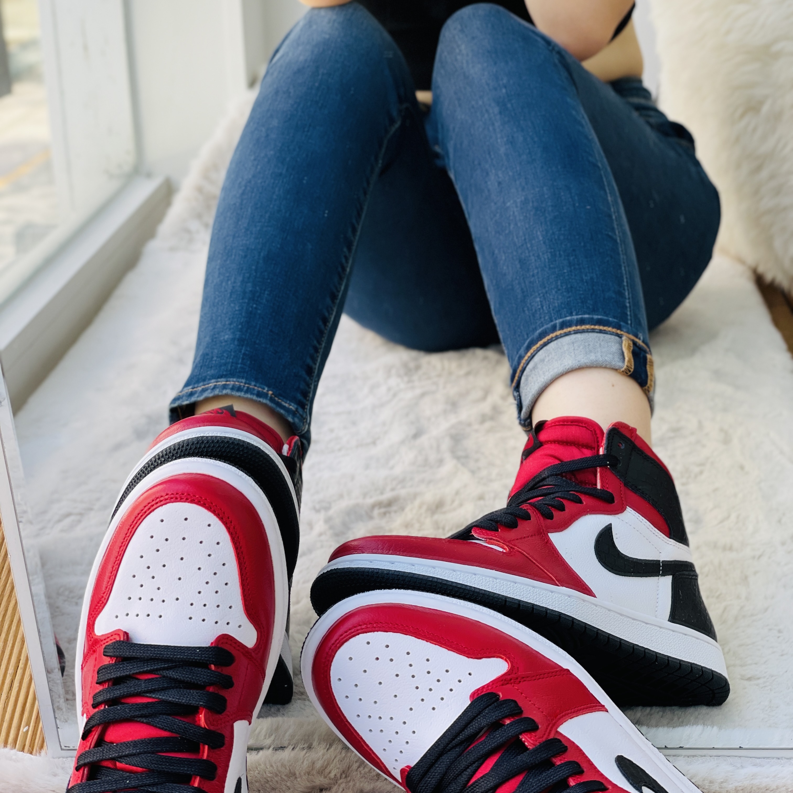 (W) Jordan 1 Retro High Satin Red 착용 스타일