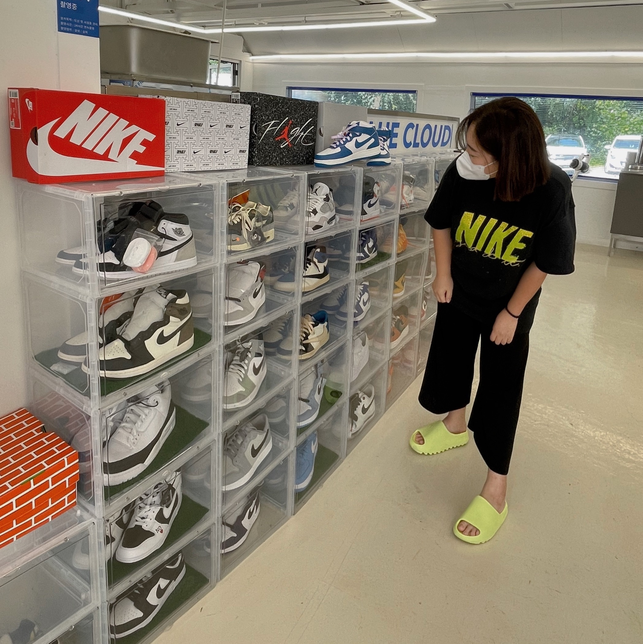 Adidas Yeezy Slide Glow Green 2022/2023, Nike M NRG Dunk '85 T-Shirt Black - US/EU 착용 스타일 - 1