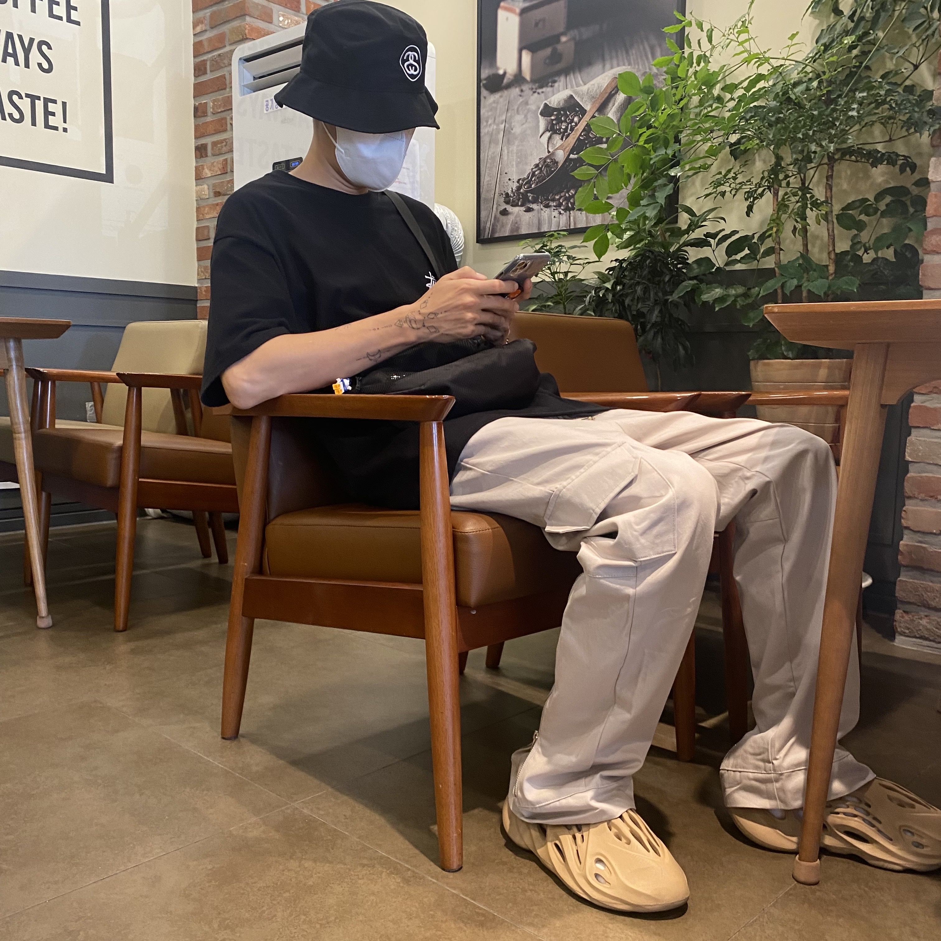 Stussy SS Link Deep Bucket Hat Black, Stussy Basic Stussy T-Shirt Black 2022 착용 스타일 - 4
