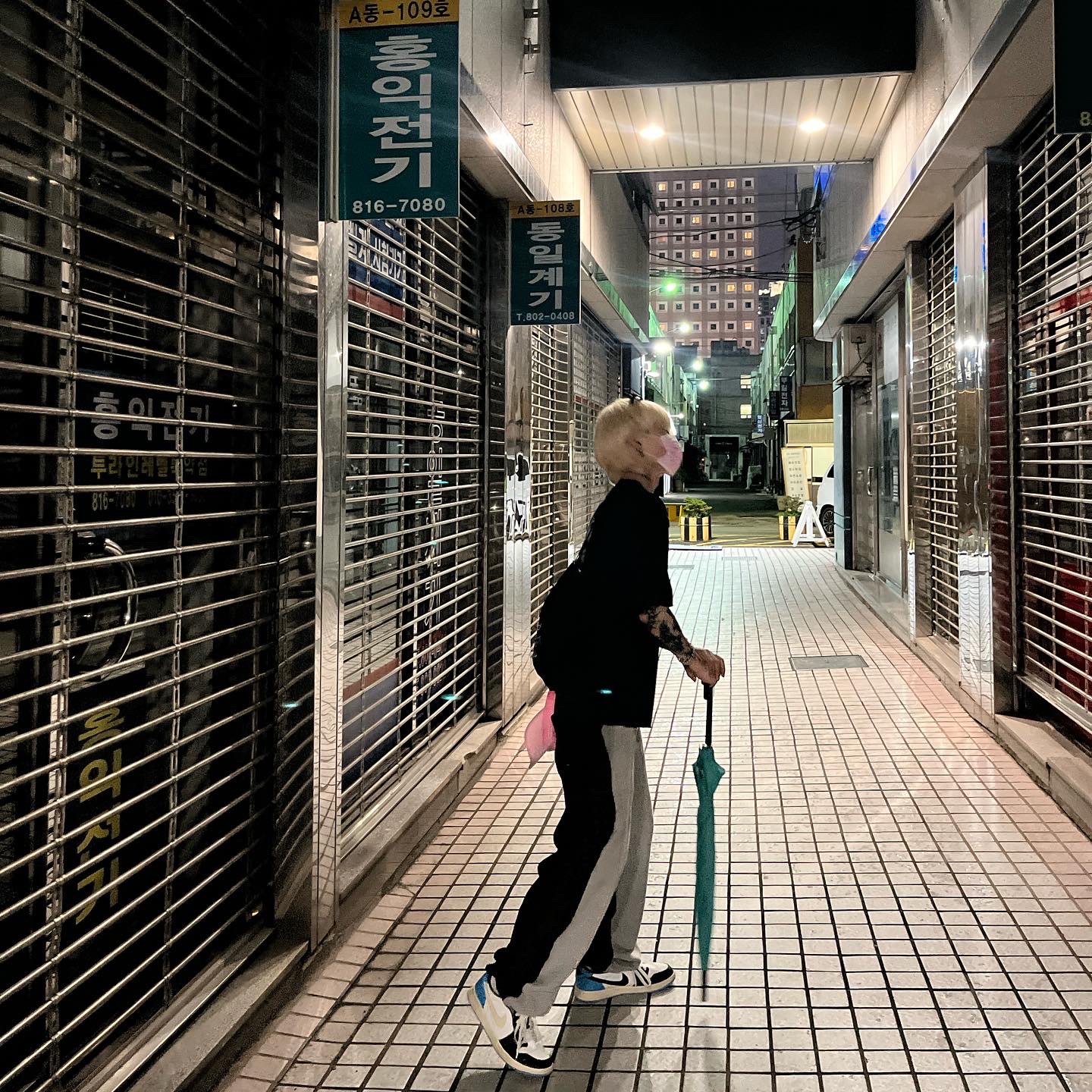 Jordan 1 Retro Low OG Black and Dark Powder Blue, Stussy x Our Legacy Surfman T-Shirt Black - 21SS 착용 스타일 - 1