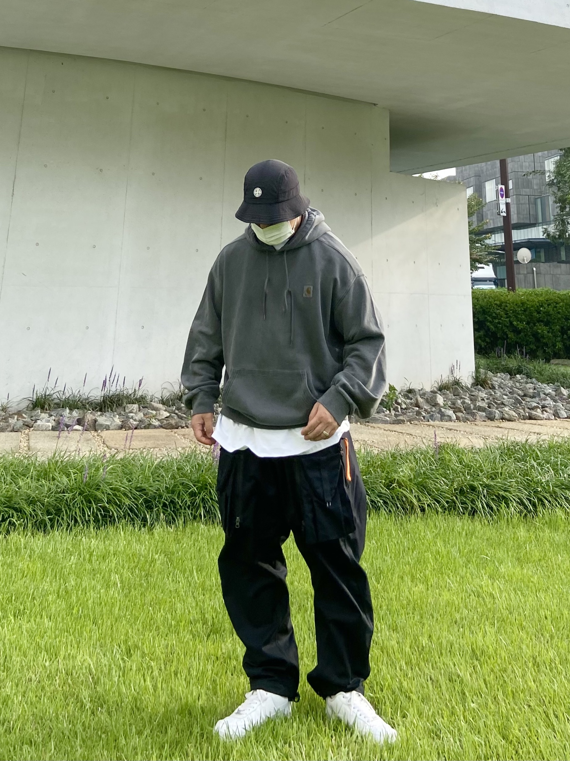 Nike Air Force 1 '07 Low White, Nike ACG Cargo Pants Black 착용 스타일