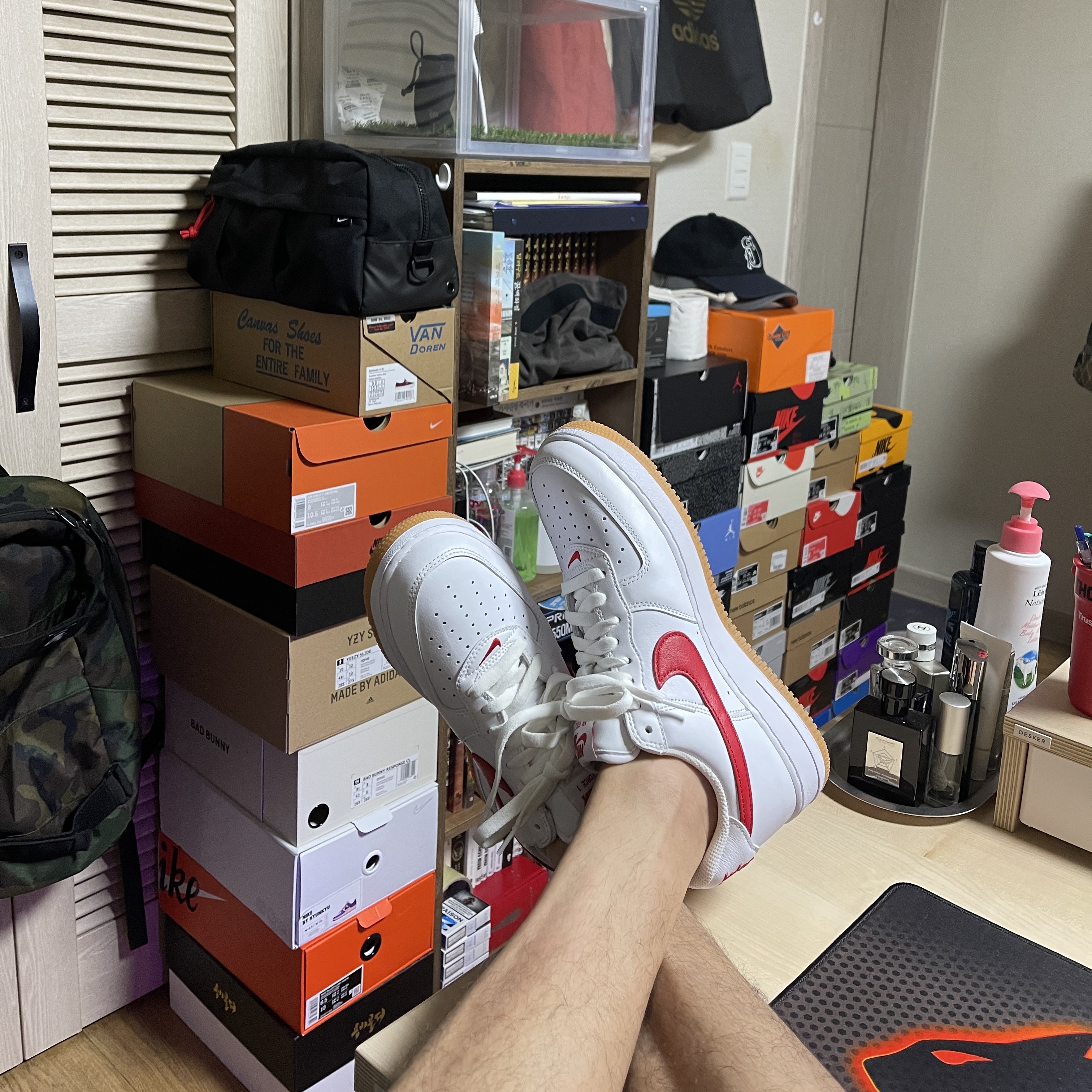 Nike Air Force 1 Low Retro Color of the Month University Red 착용 스타일