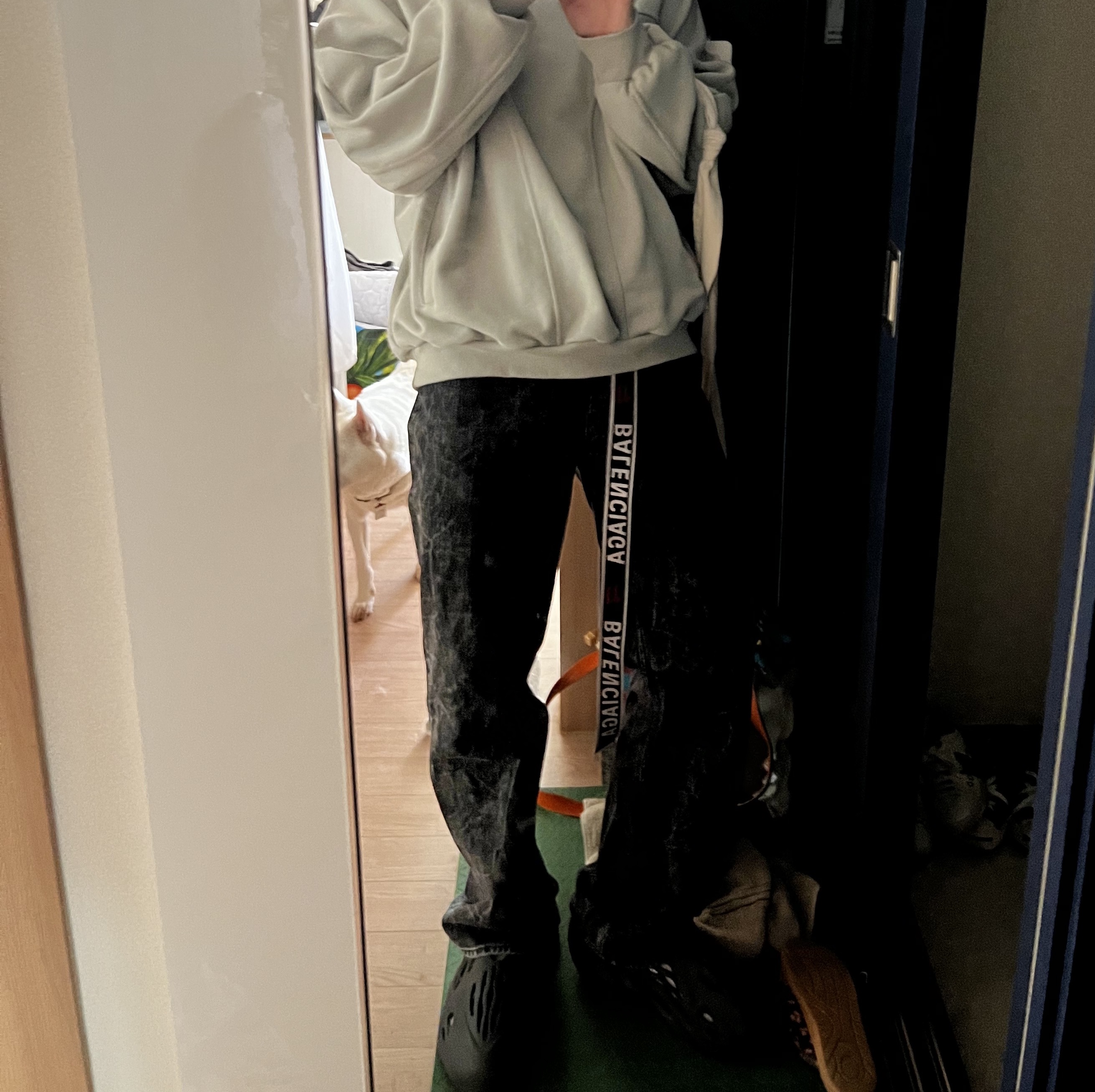 Adidas Yeezy Foam RNNR Onyx, Balenciaga D Ring Belt Grey Red 착용 스타일 - 2