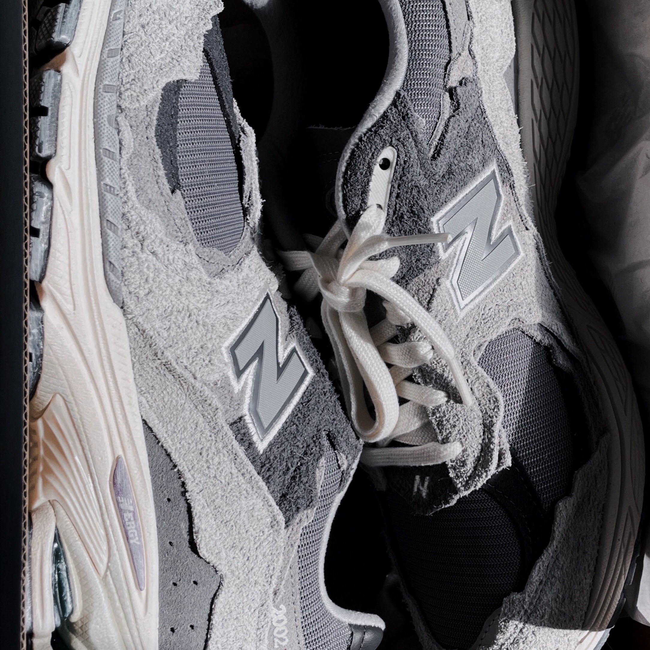 New Balance 2002R Protection Pack Rain Cloud 착용 스타일 - 1