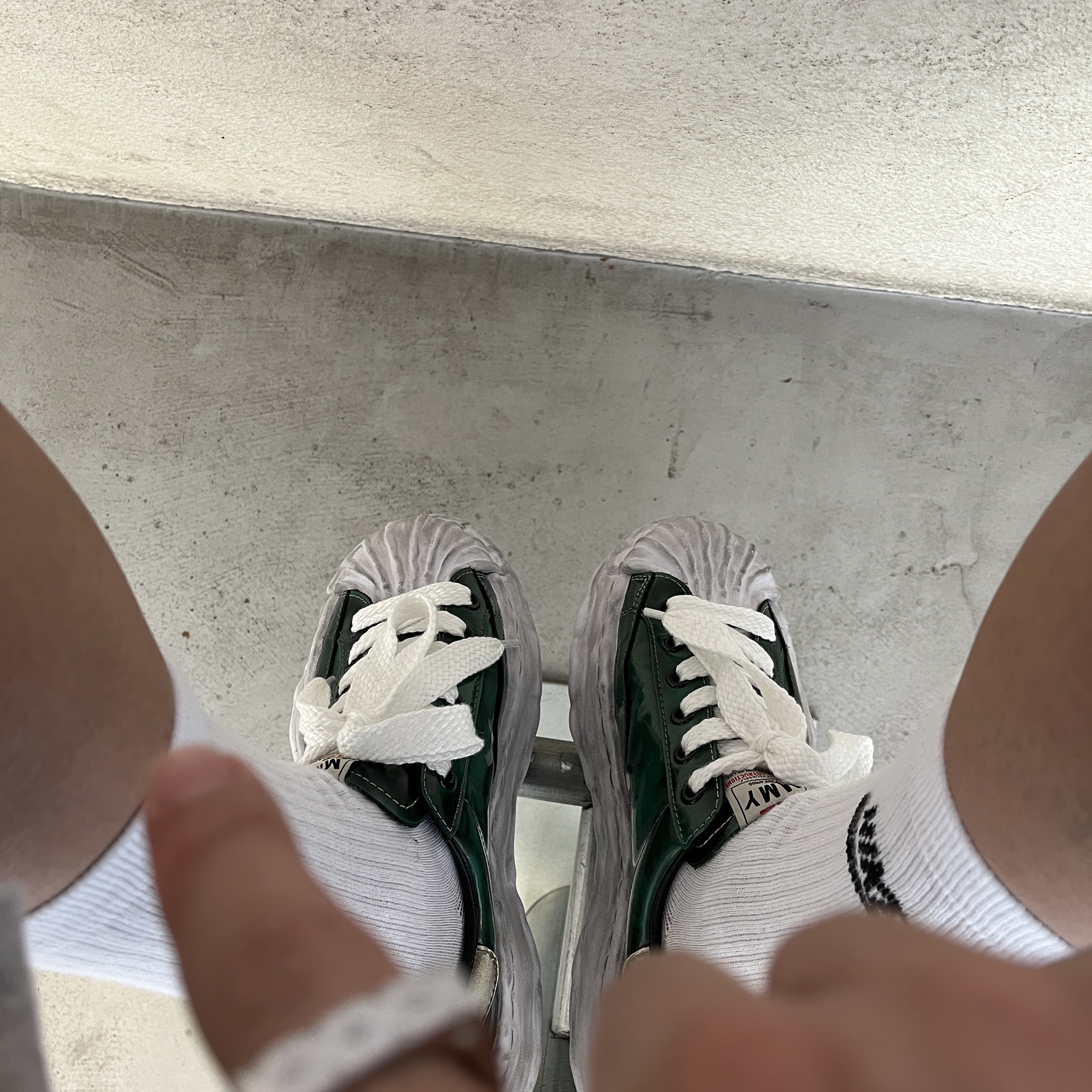 Maison Mihara Yasuhiro Blakey OG Sole Brushed Patent Low-top Sneakers Green, Rolex Submariner Date 41mm 126610LN Black Oyster 착용 스타일 - 3