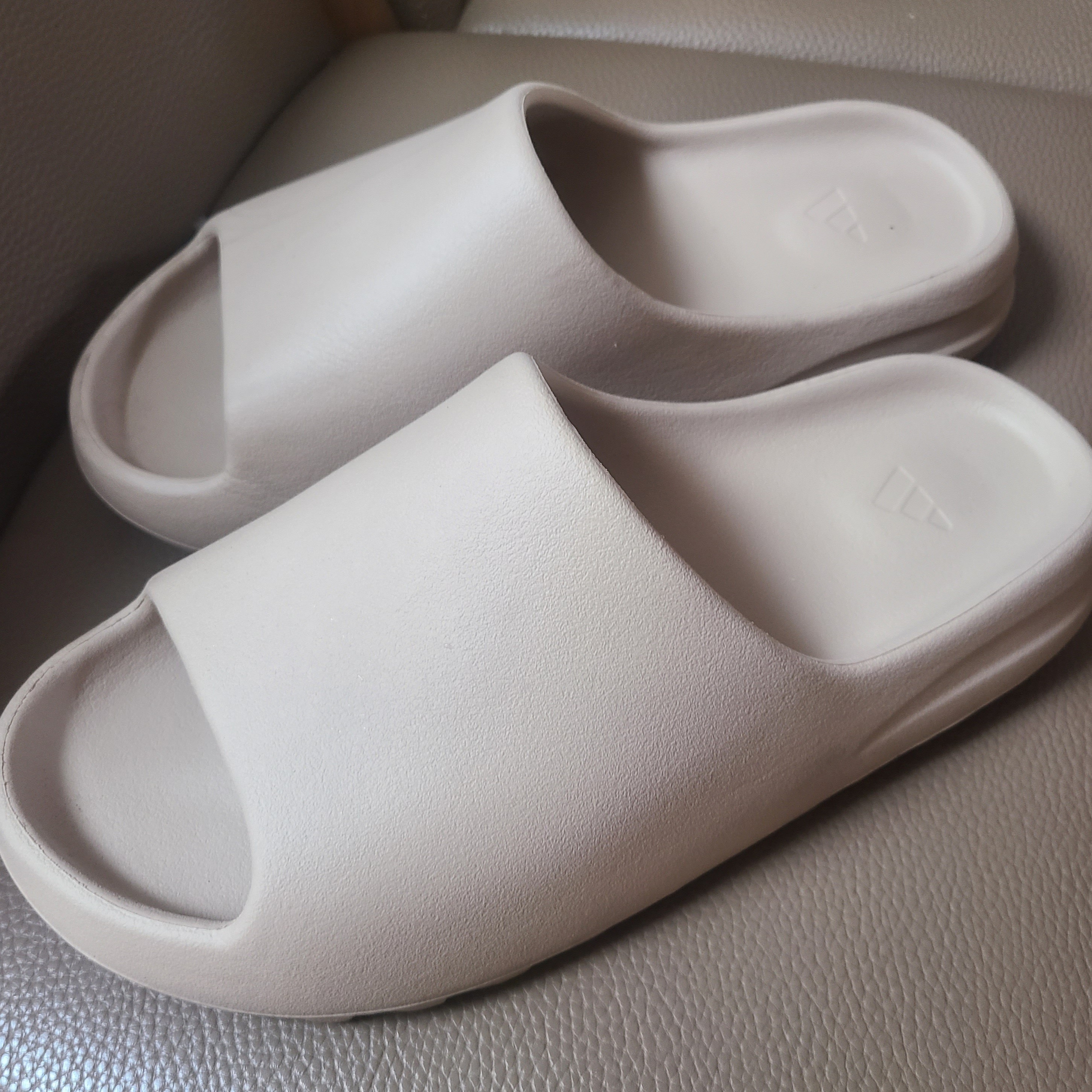 Adidas Yeezy Slide Pure 착용 스타일 - 1