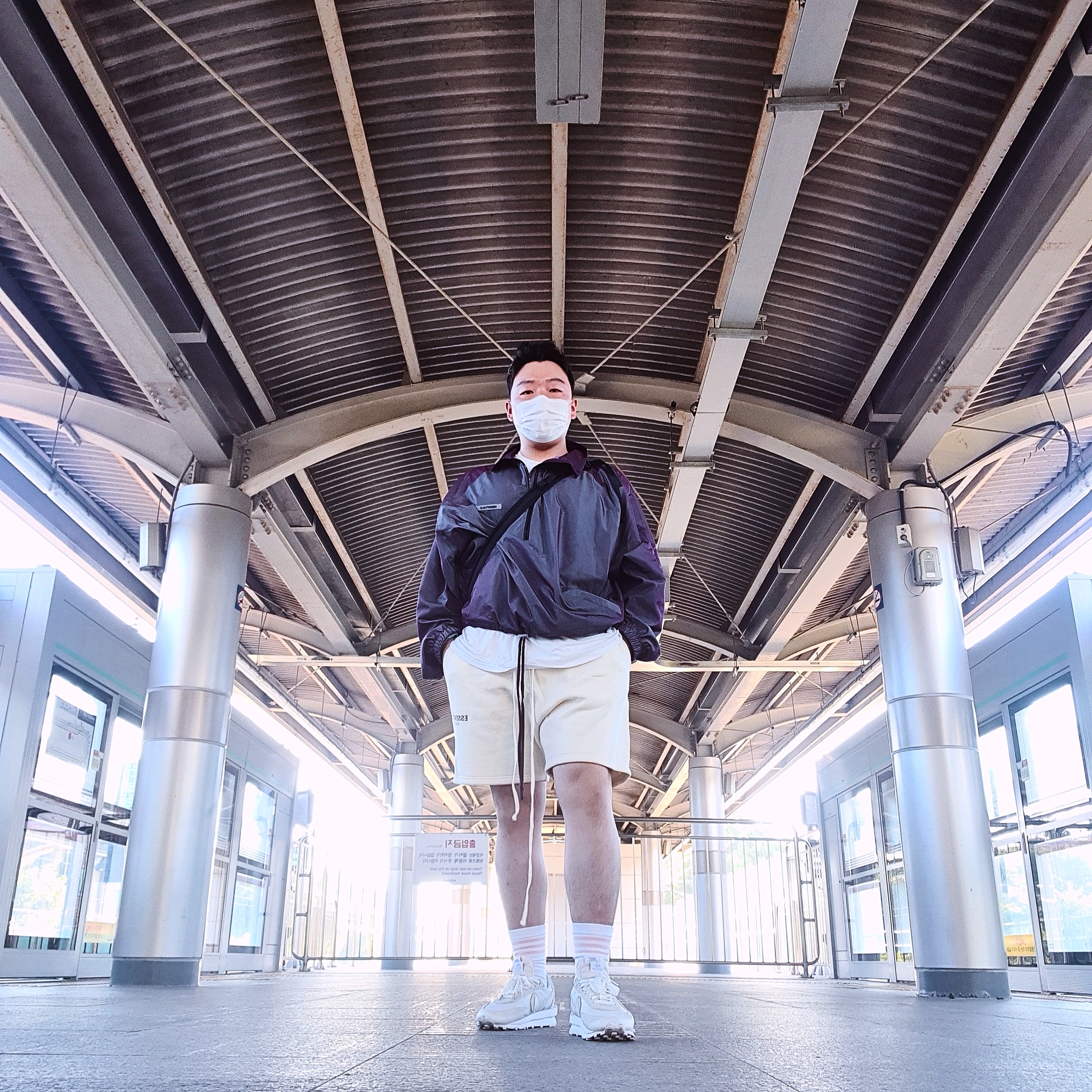 Essentials Track Jacket Iridescent - 20SS, Essentials Sweatshorts Cream - 21SS 착용 스타일