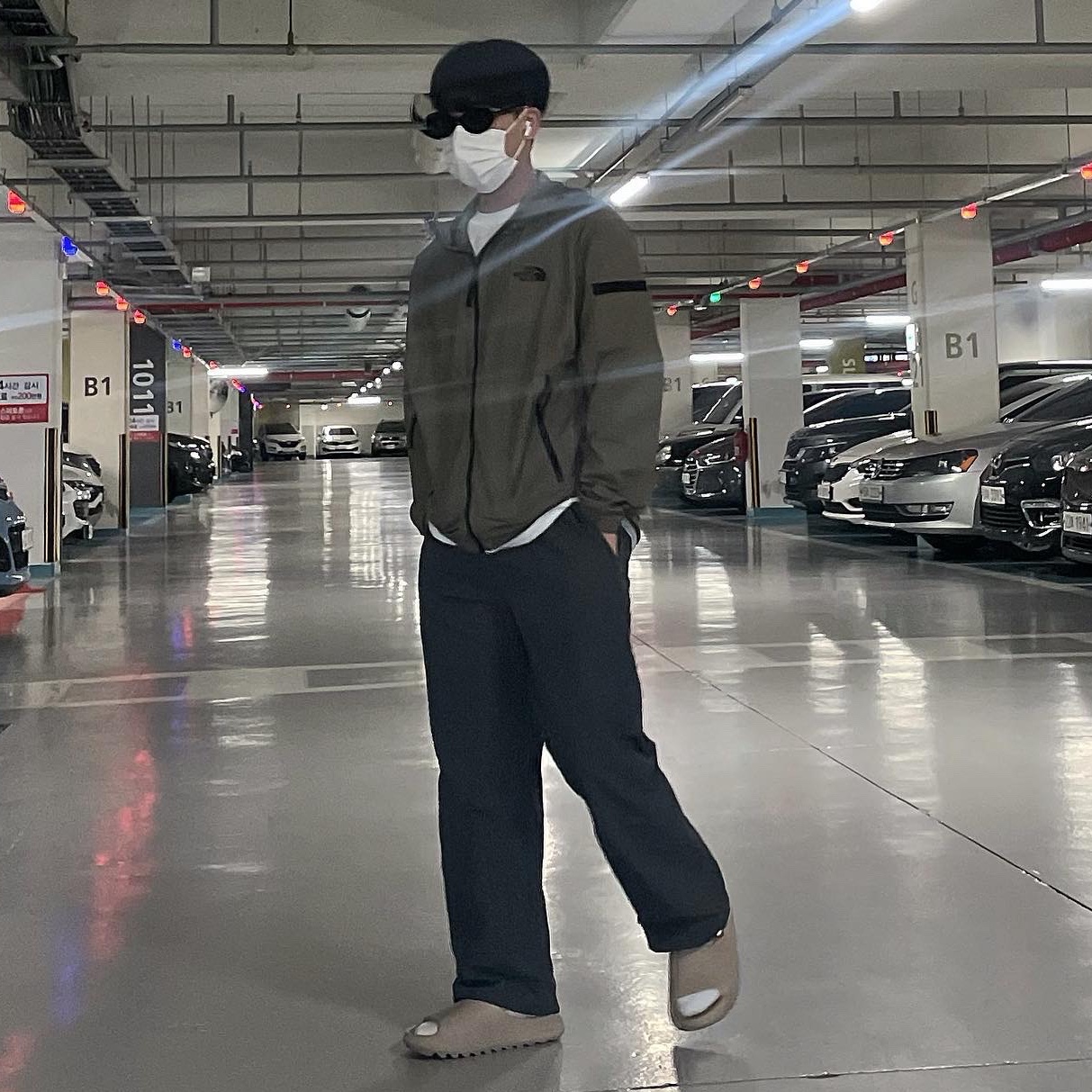 Adidas Yeezy Slide Pure - Re-Release Ver., Apple Airpods 3rd Gen with MagSafe Charging Case (Korean Ver.) 착용 스타일