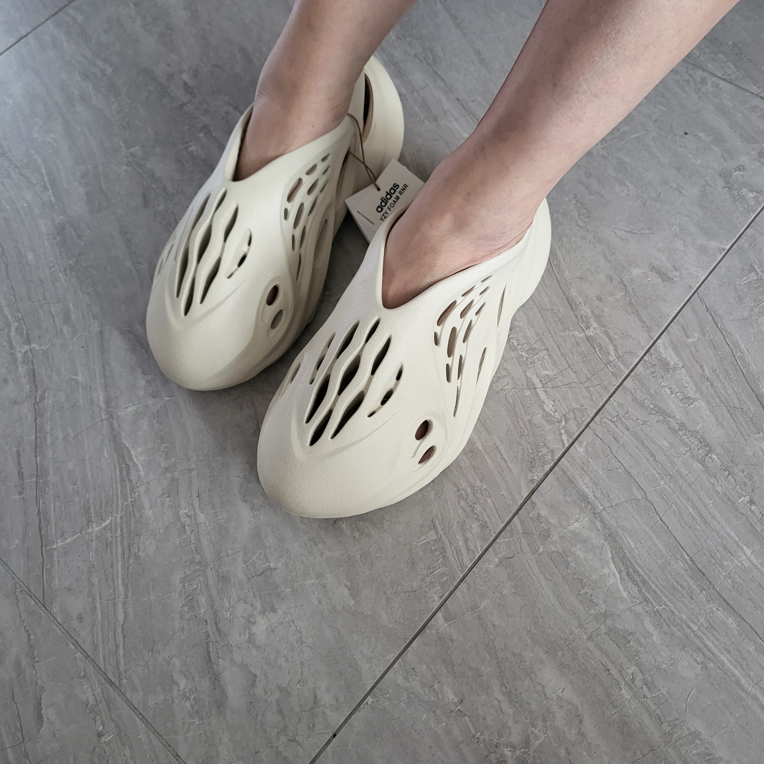 Adidas Yeezy Foam RNNR Sand 착용 스타일