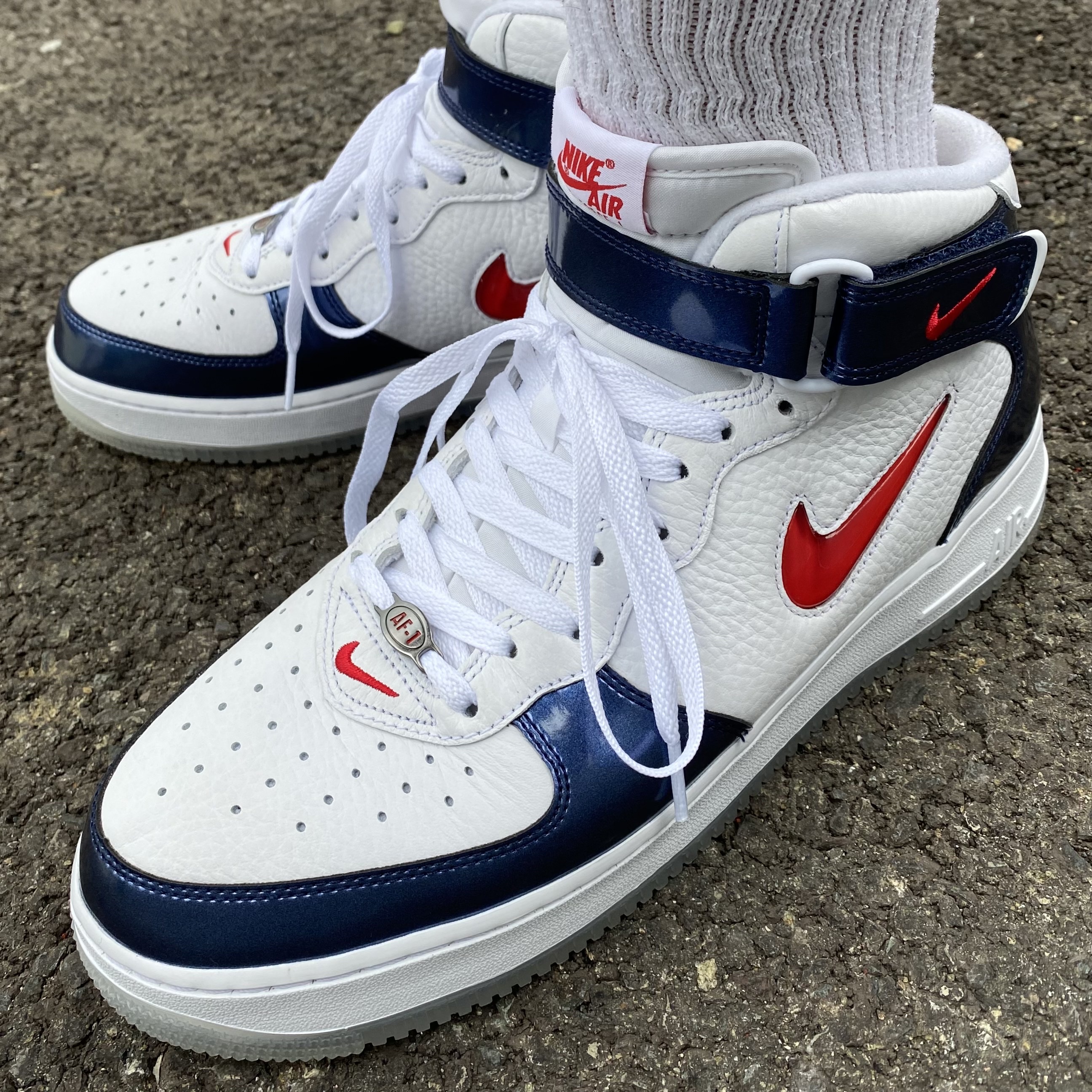 Nike Air Force 1 Mid QS University Red and Midnight Navy 착용 스타일