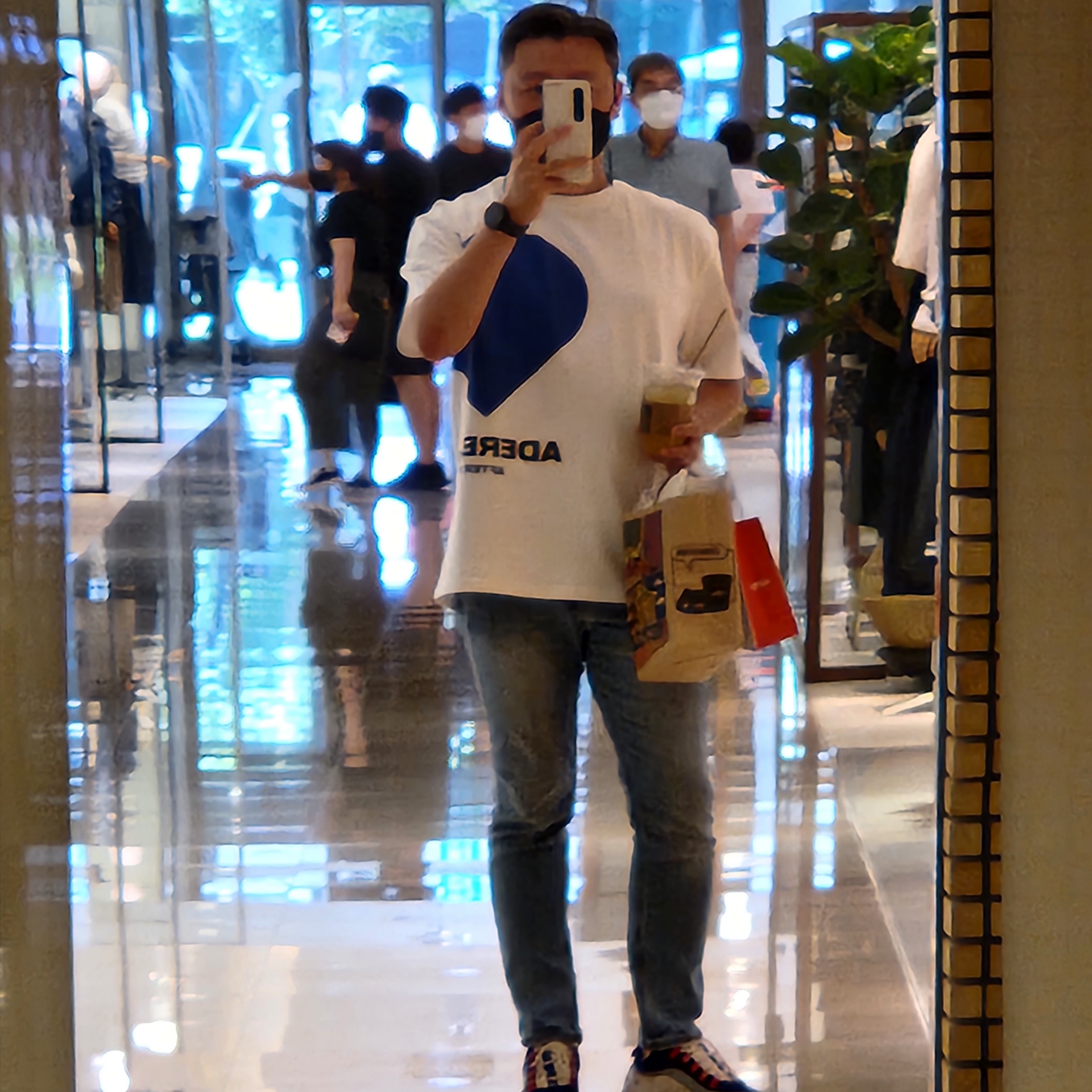 Ader Error Twin Heart Big Logo T-Shirt Off White 착용 스타일 - 2