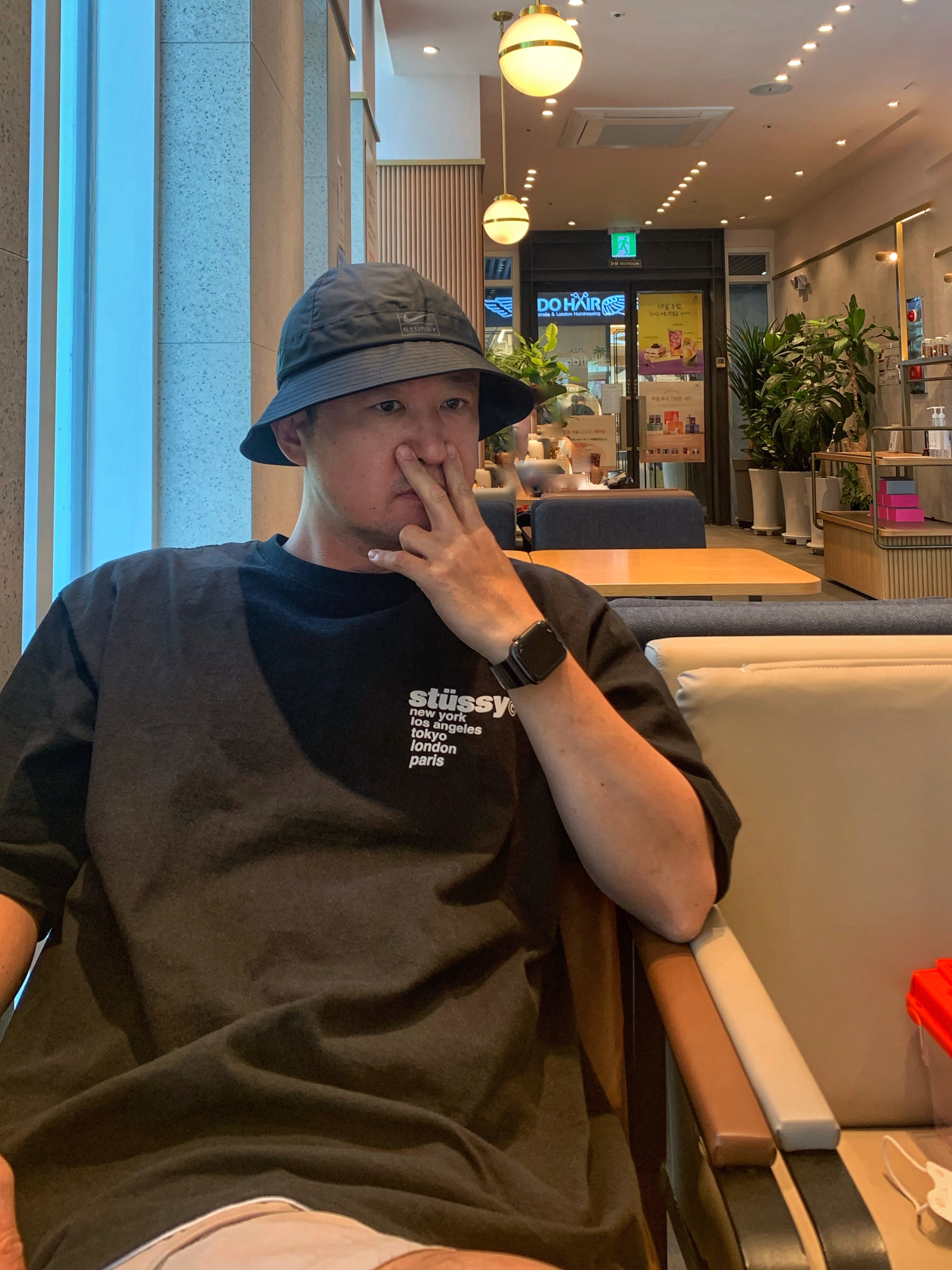 Stussy Strawberry T-Shirt Black, Nike x Stussy NRG FL Storm-Fit Bucket Hat Black 착용 스타일