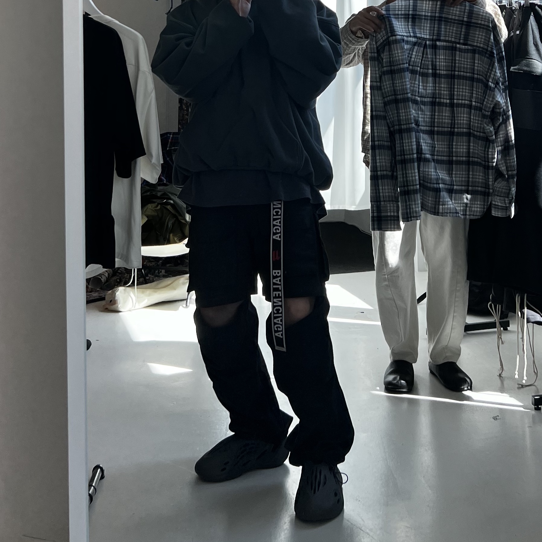 Adidas Yeezy Foam RNNR Onyx, Balenciaga D Ring Belt Grey Red 착용 스타일 - 3