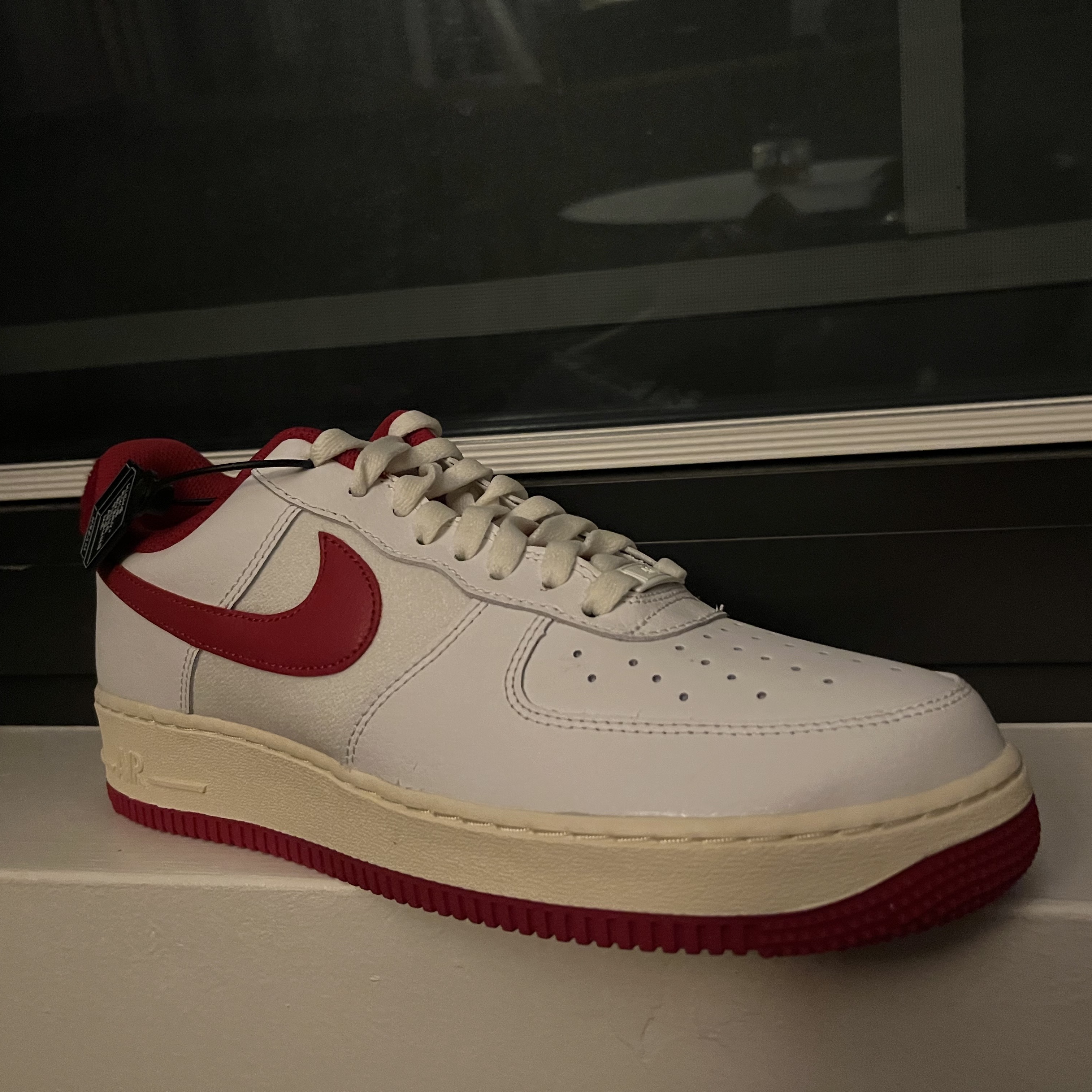 Nike Air Force 1 '07 LV8 Varsity White Gym Red 착용 스타일