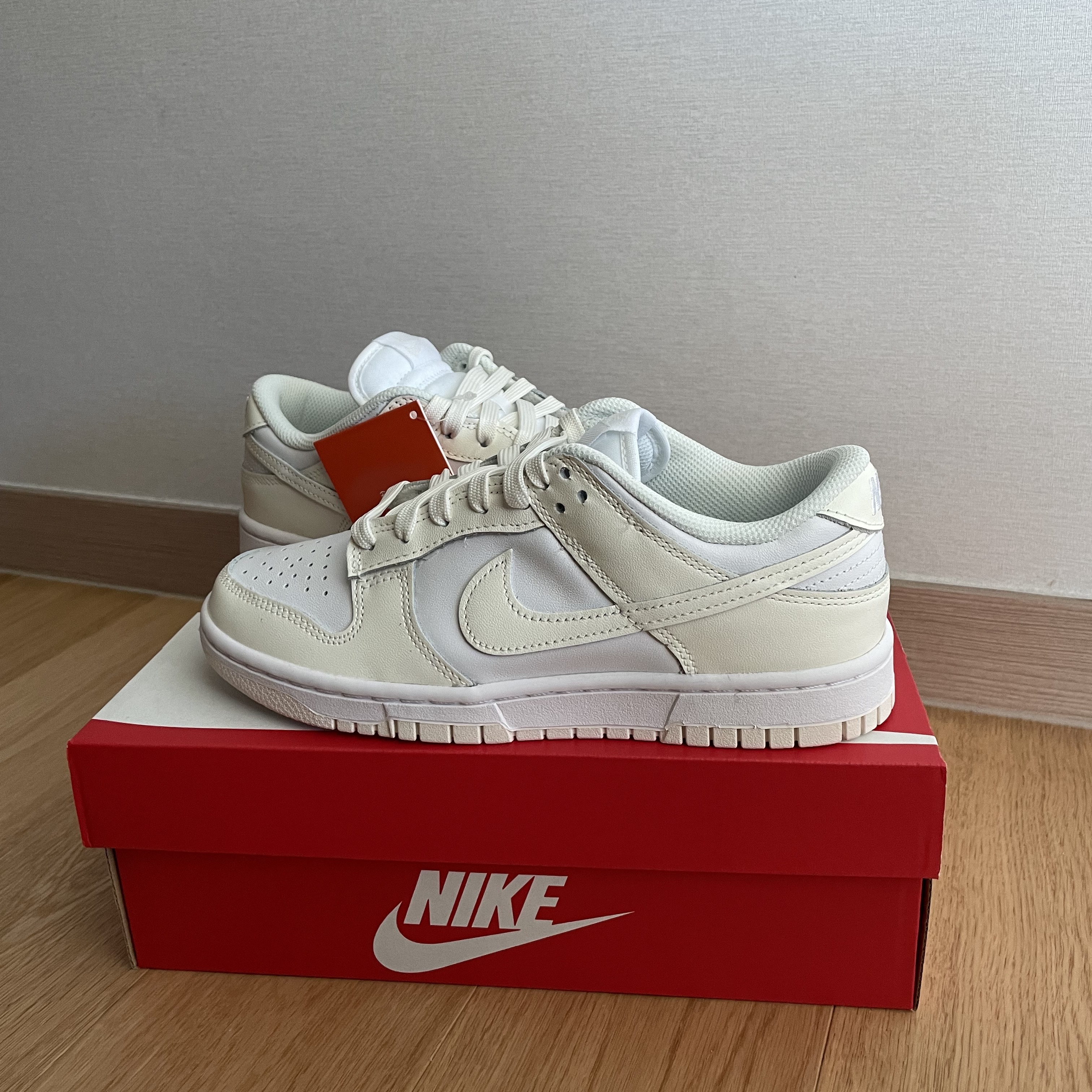 (W) Nike Dunk Low White and Sail 착용 스타일 - 1