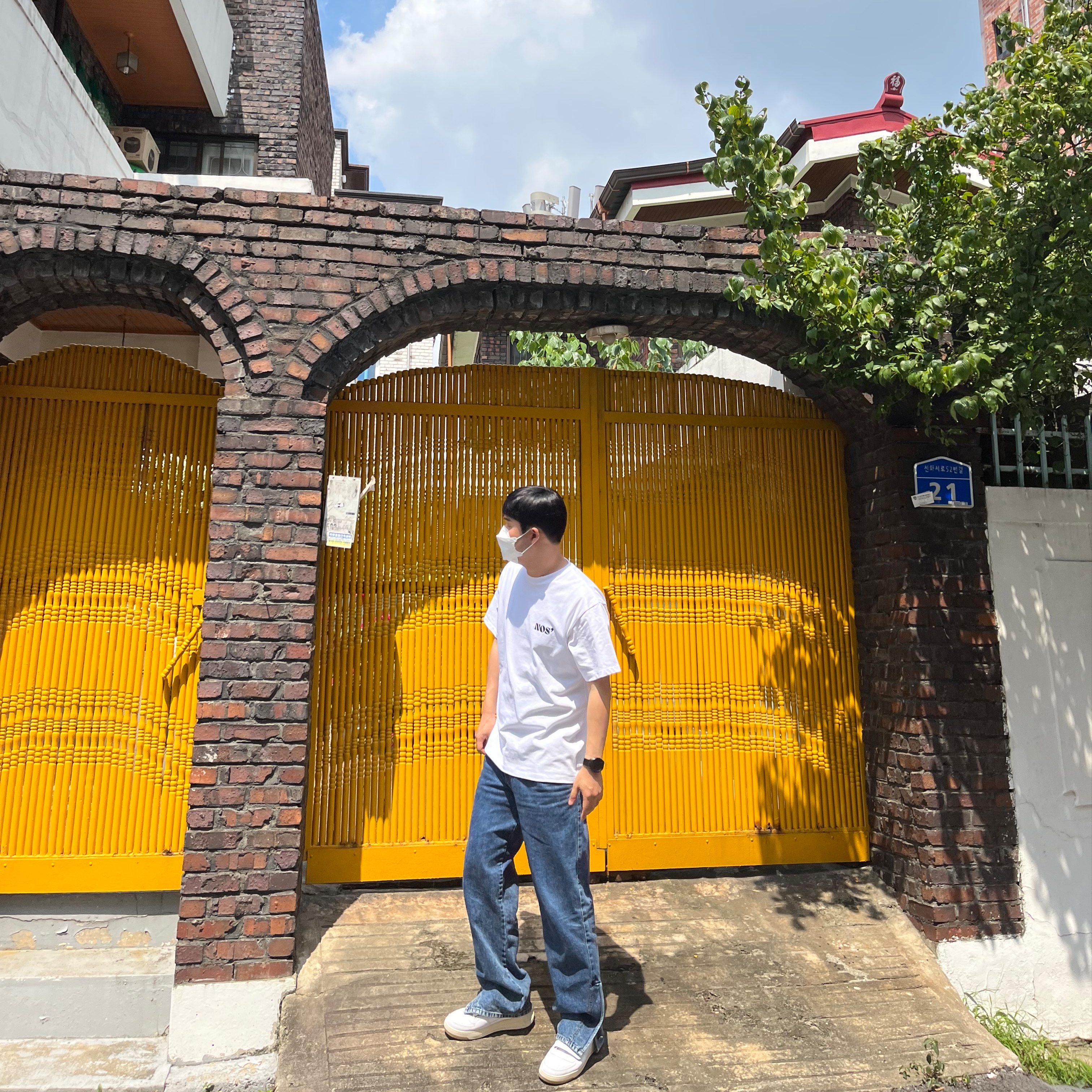 Acne Studios Perey Velcro Strap Sneakers White, NOS7 Black Signature Logo Standard Fit T-Shirt White 착용 스타일 - 1