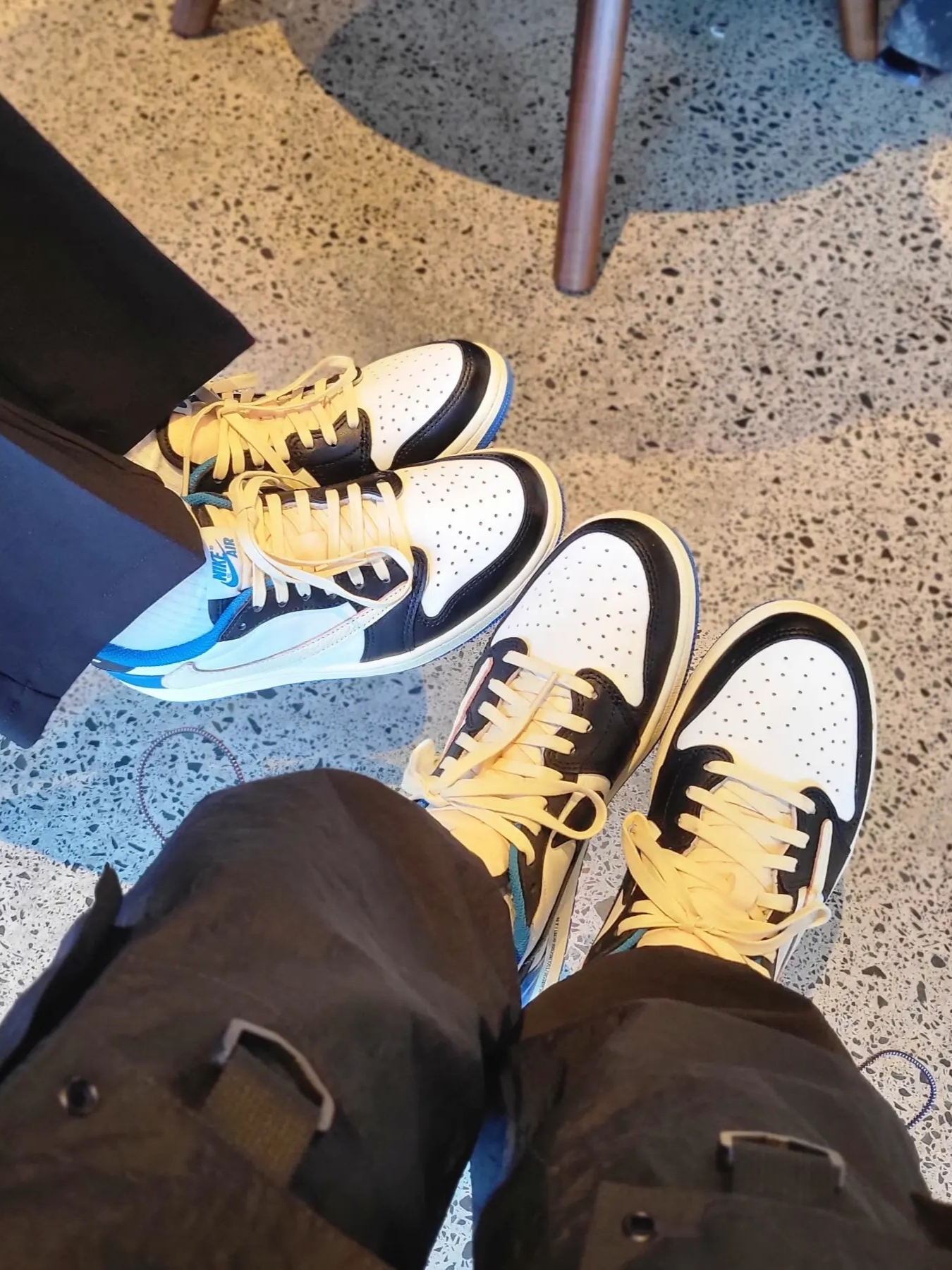 Stussy World Tour Hoodie Black 2022, Jordan 1 x Travis Scott x Fragment Retro Low OG SP Military Blue 착용 스타일 - 3