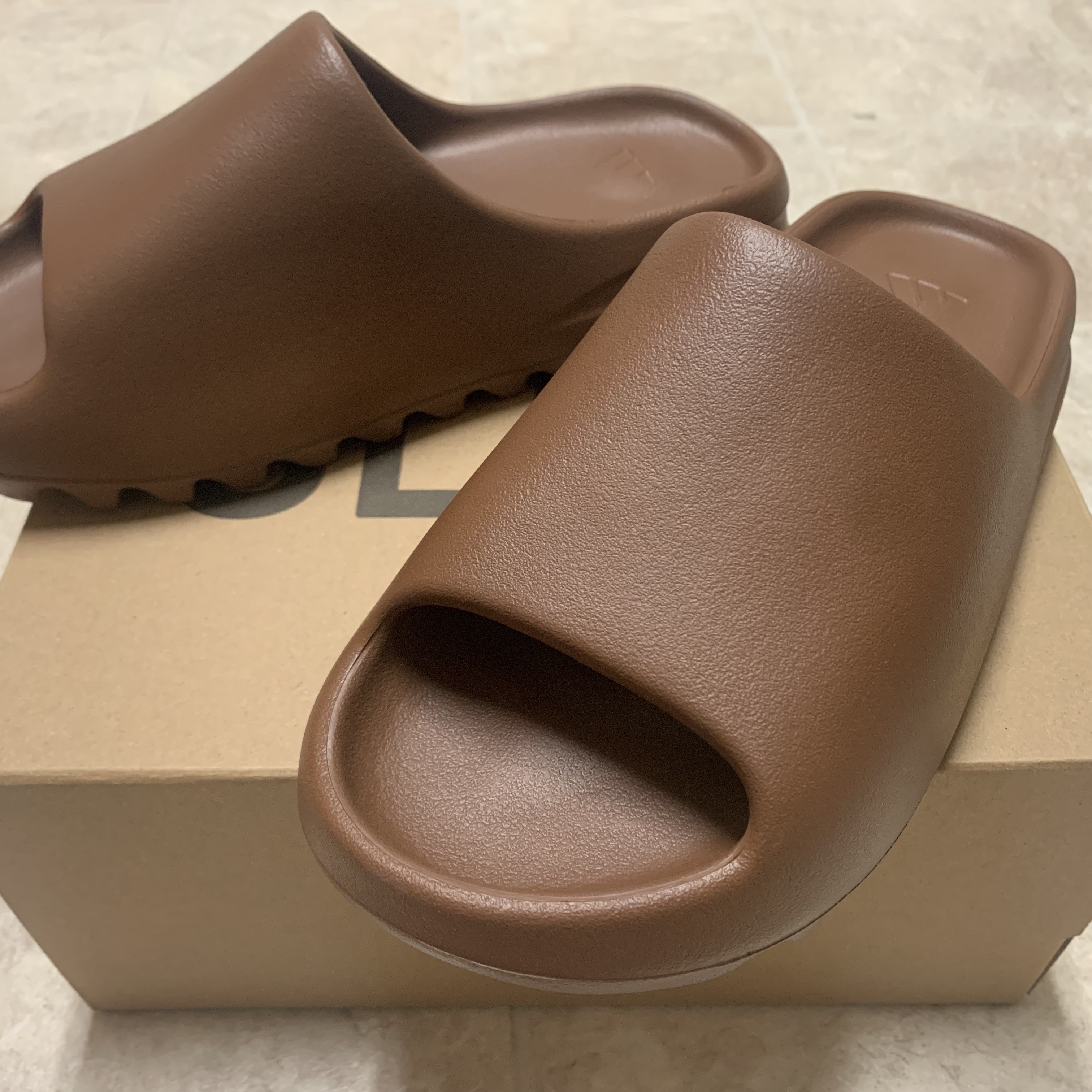 Adidas Yeezy Slide Flax 착용 스타일