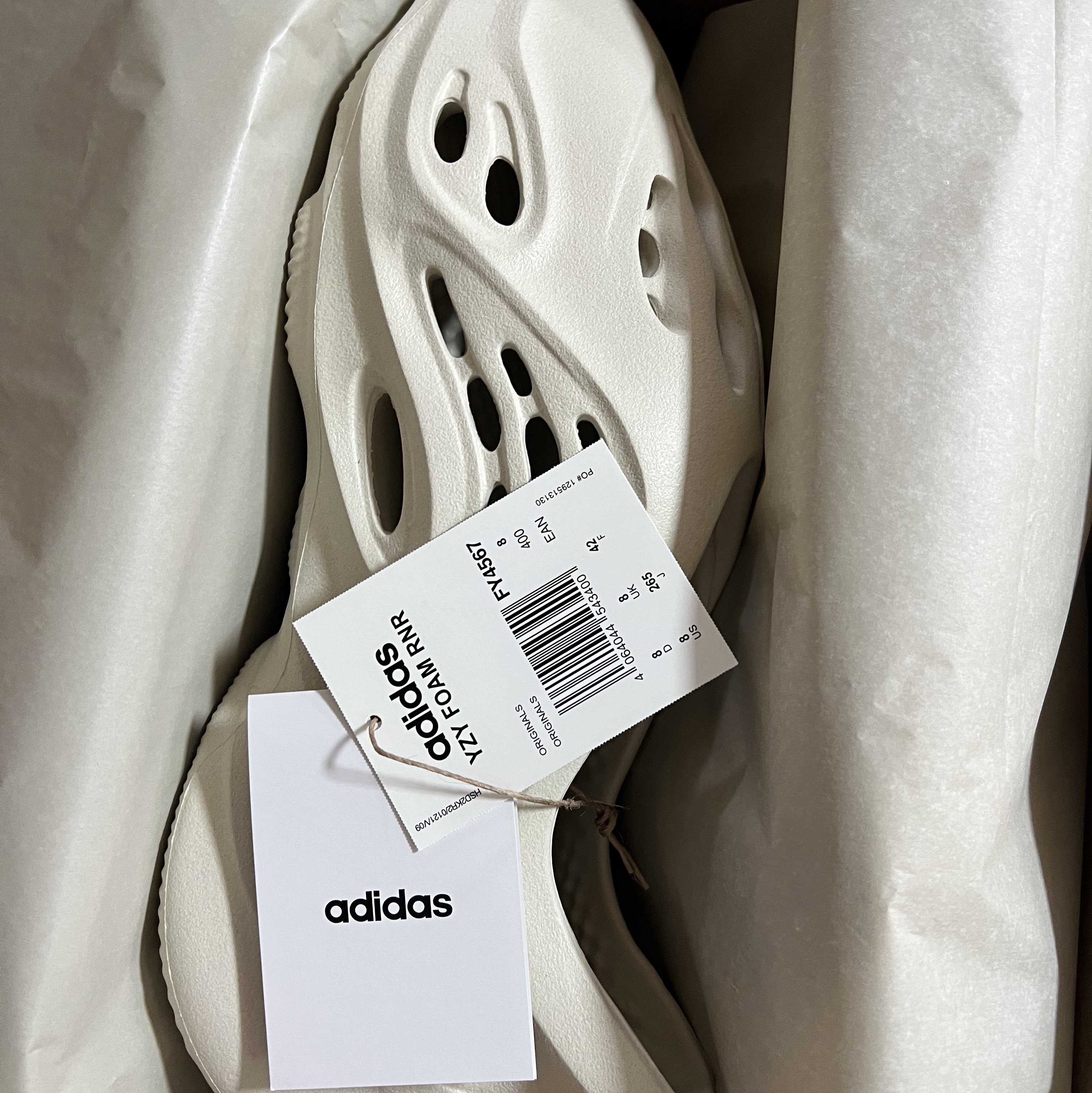 Adidas Yeezy Foam RNNR Sand 착용 스타일