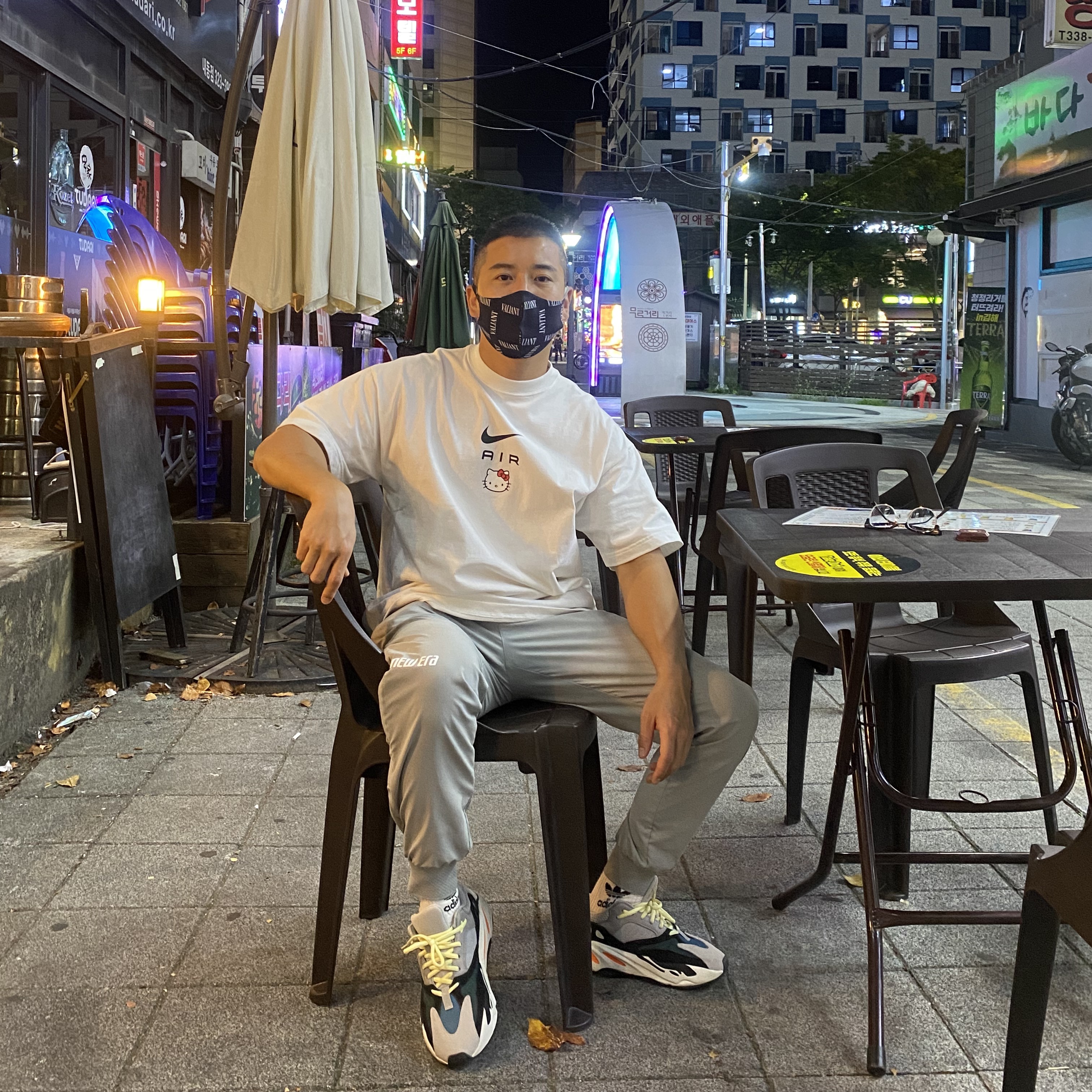 Nike x Hello Kitty NRG Air T-Shirt White - Asia, Adidas Yeezy Boost 700 Wave Runner Solid Grey 2017/2019 착용 스타일 - 1