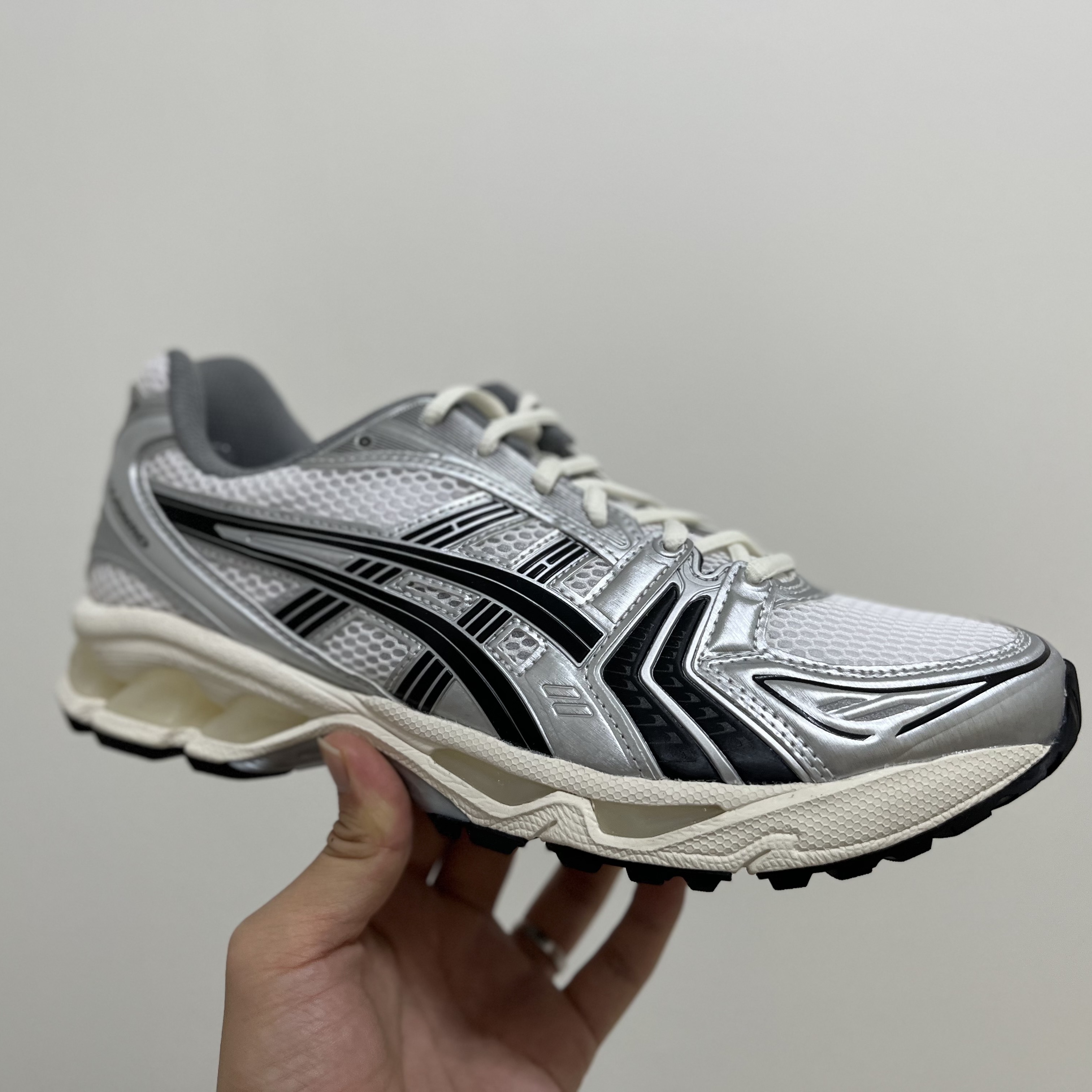 Asics x JJJJound Gel-Kayano 14 Silver Black 착용 스타일 - 2