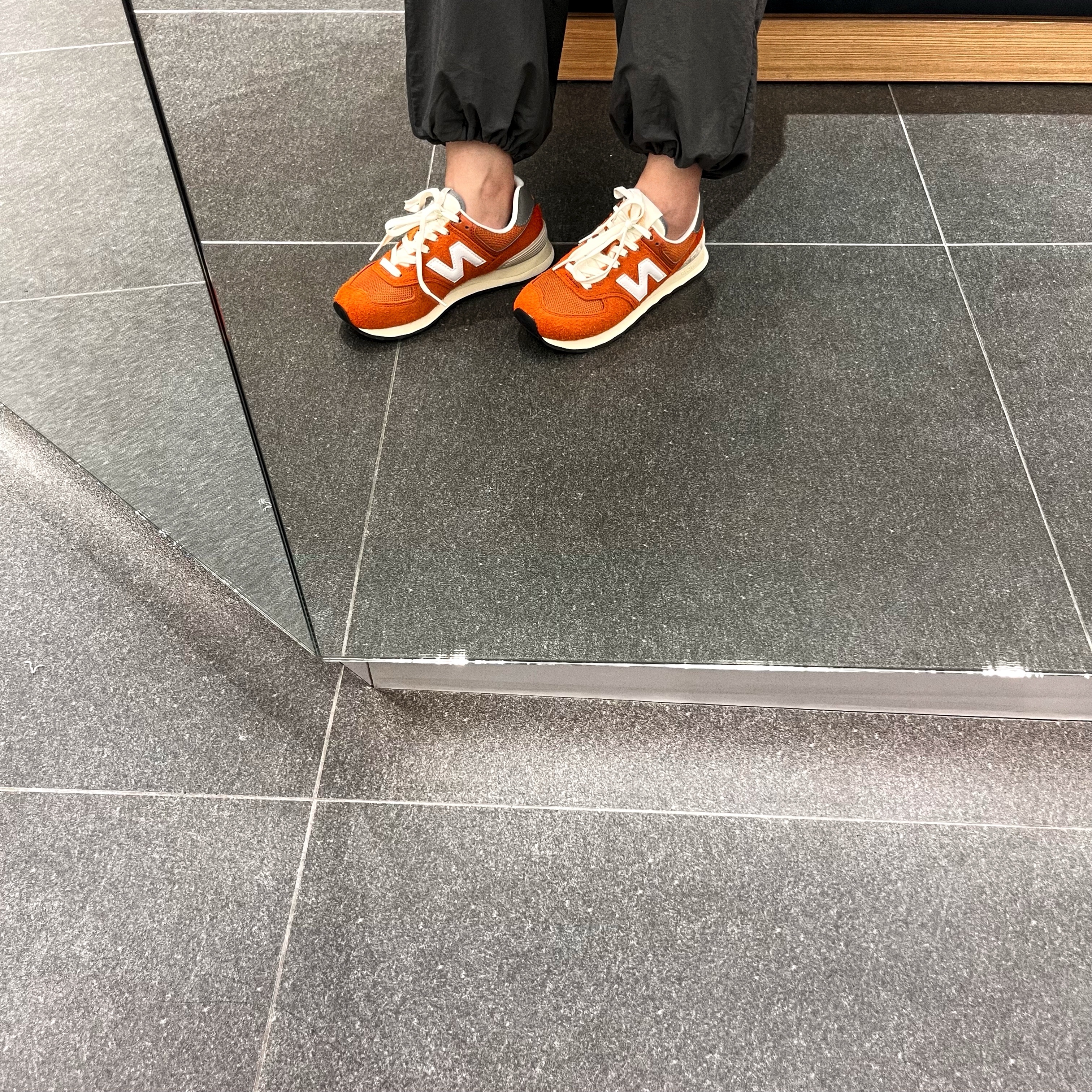 New Balance 574 Heritage Orange Burst White 착용 스타일