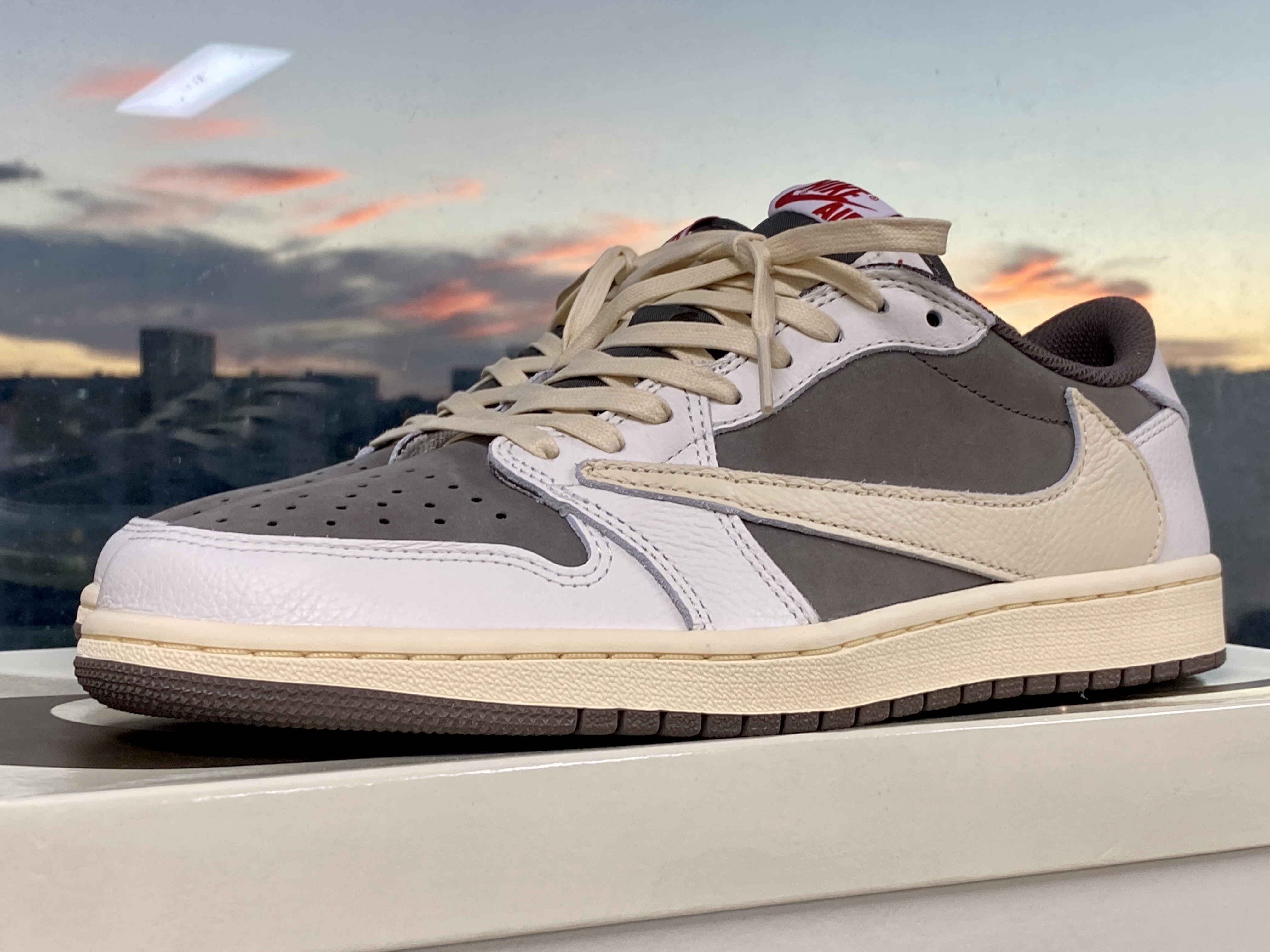 Jordan 1 x Travis Scott Retro Low OG SP Sail and Ridgerock 착용 스타일 - 2