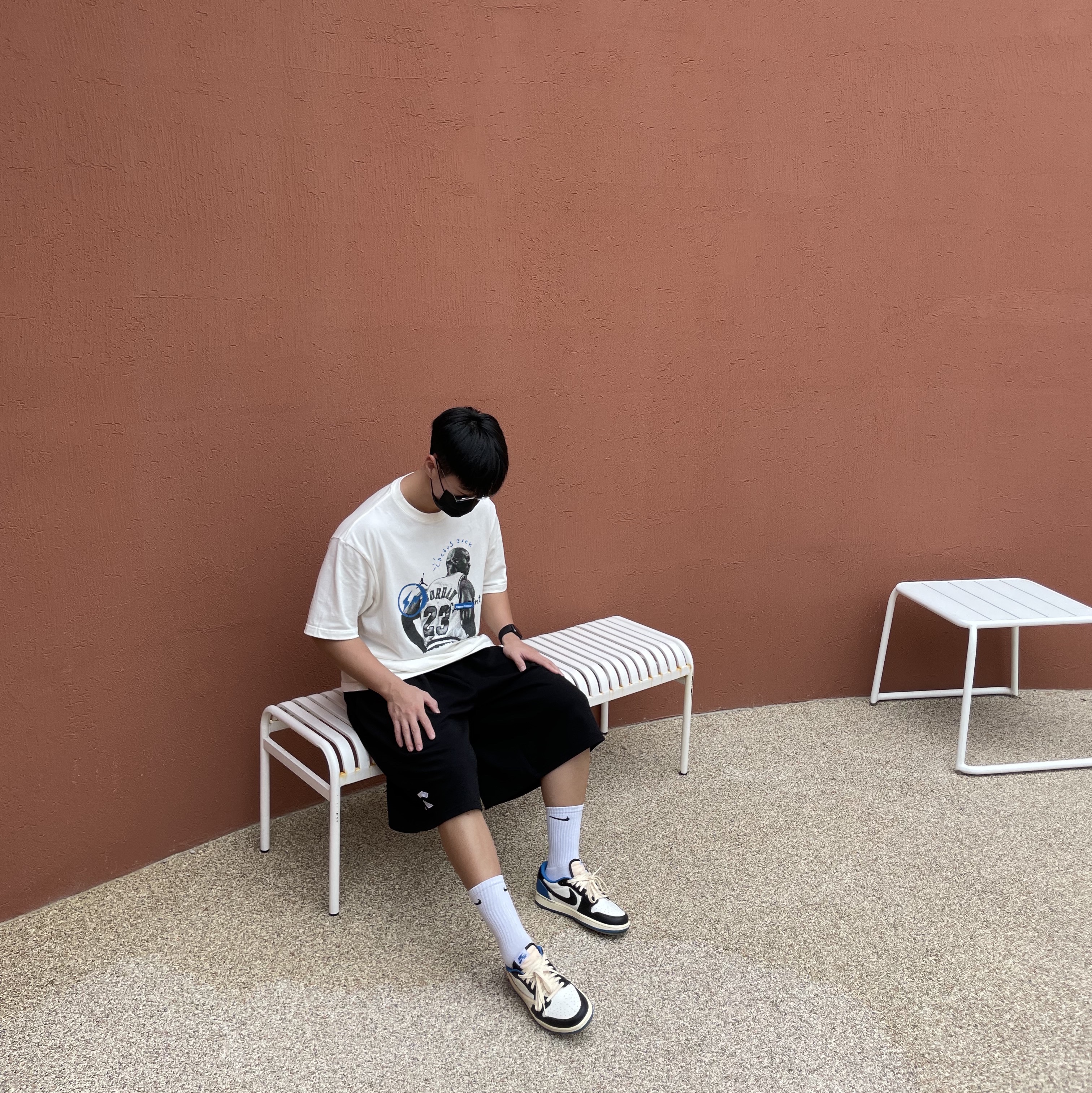 Jordan 1 x Travis Scott x Fragment Retro Low OG SP Military Blue, Jordan x Travis Scott x Fragment T-Shirt Sail (DJ0619-133) 착용 스타일