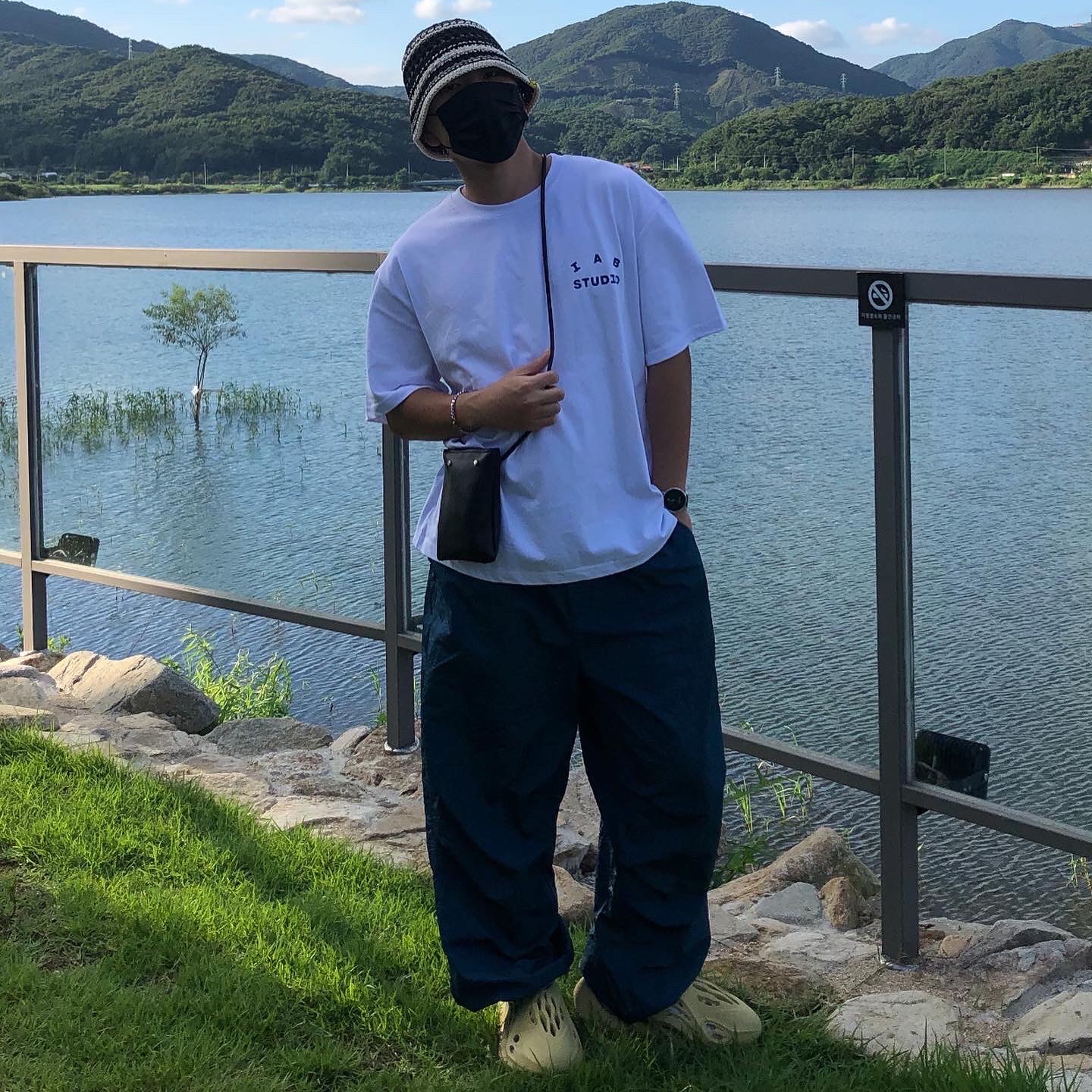 Adidas Yeezy Foam RNNR Sulfur, IAB Studio T-Shirt White Navy - 22FW 착용 스타일 - 2
