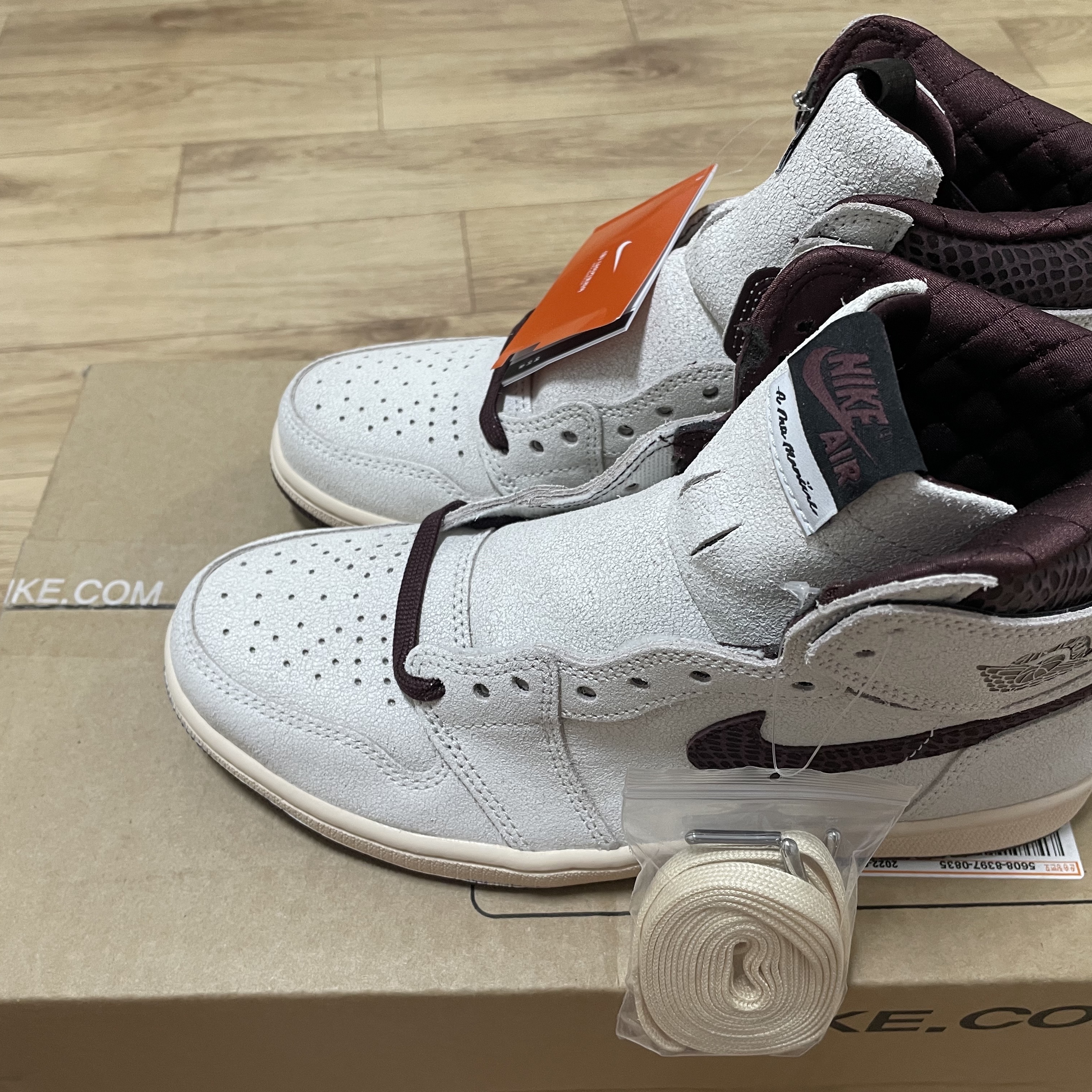 Jordan 1 x A Ma Maniere Retro High OG SP Sail and Burgundy 착용 스타일