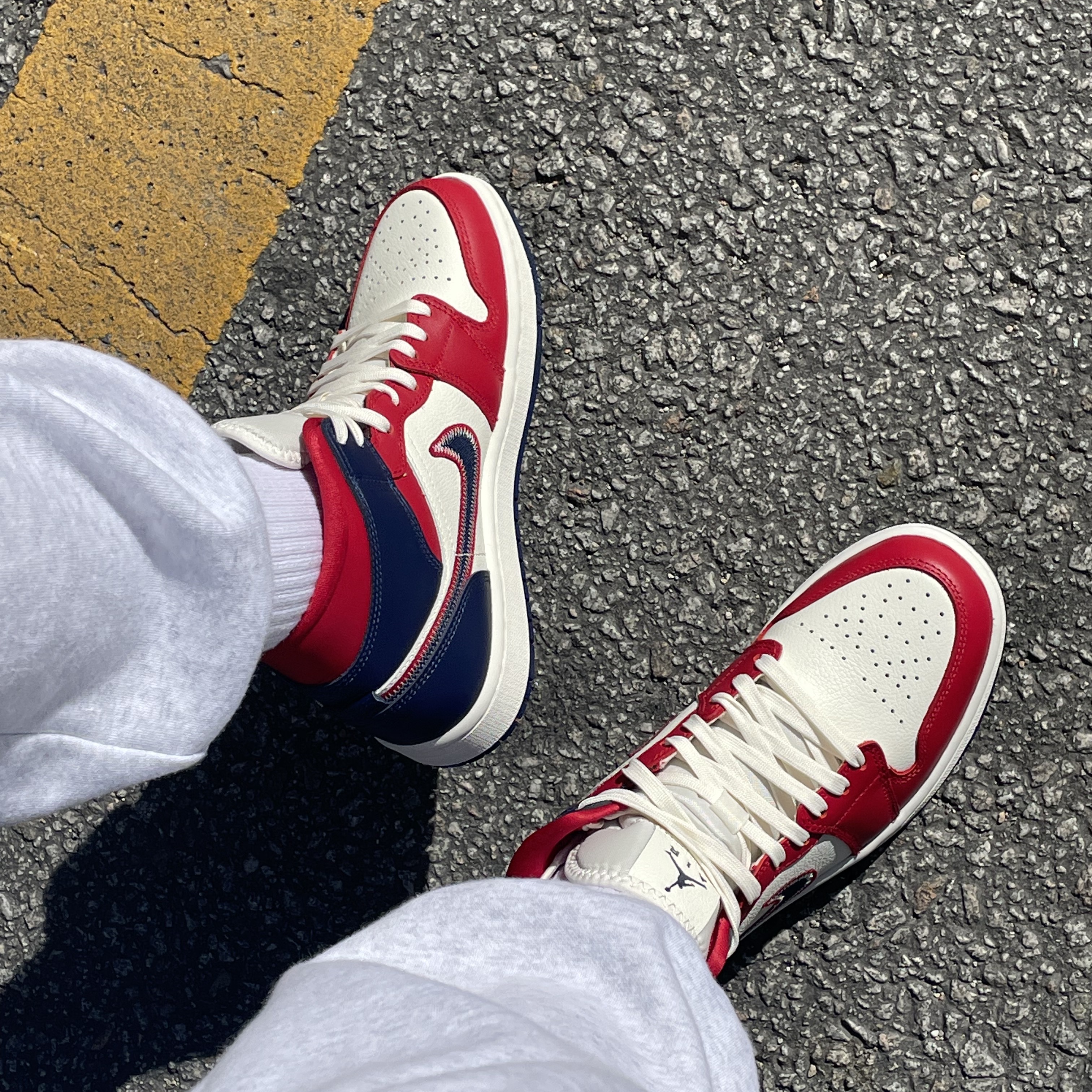 (W) Jordan 1 Mid SE Gym Red Midnight Navy 착용 스타일