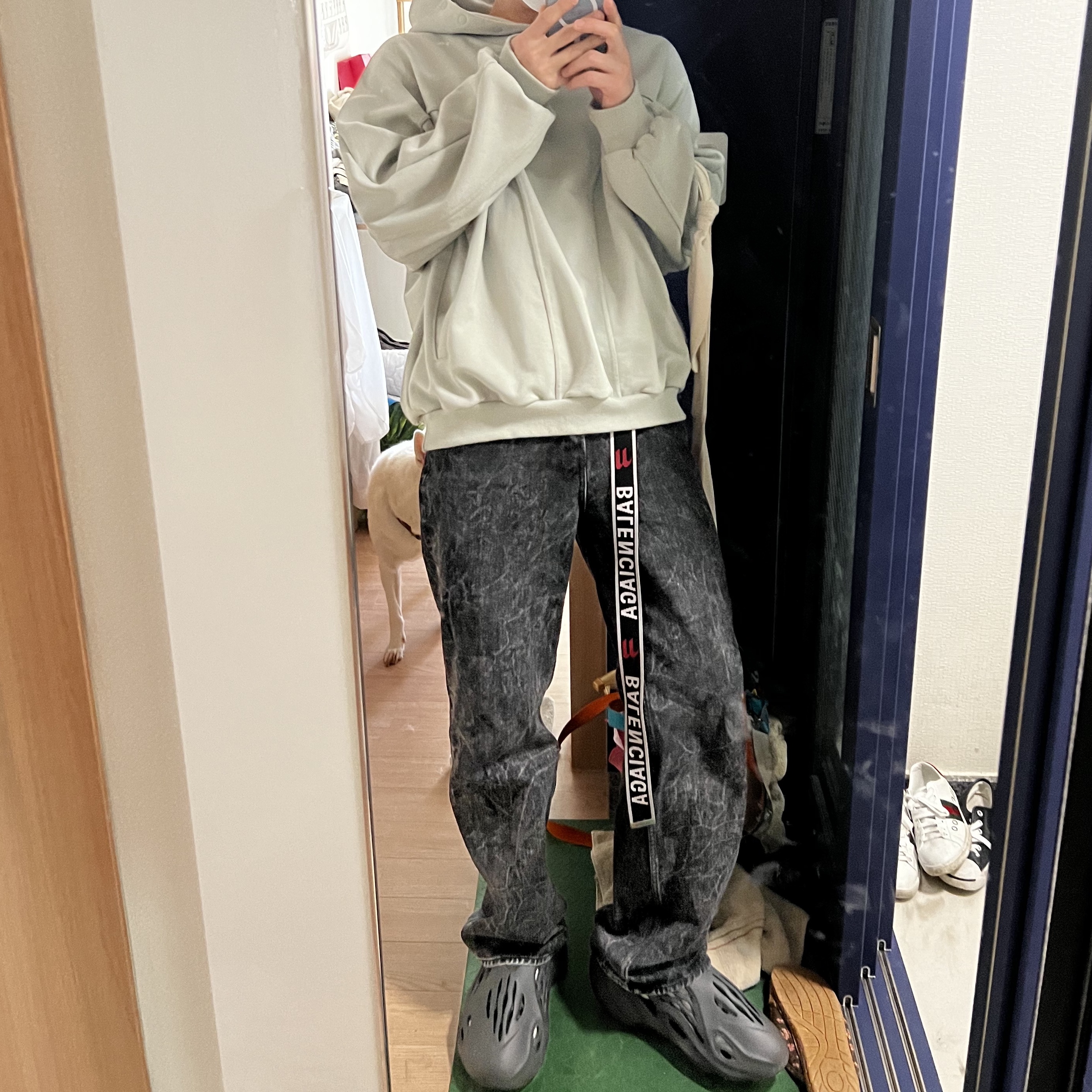 Adidas Yeezy Foam RNNR Onyx, Balenciaga D Ring Belt Grey Red 착용 스타일 - 1