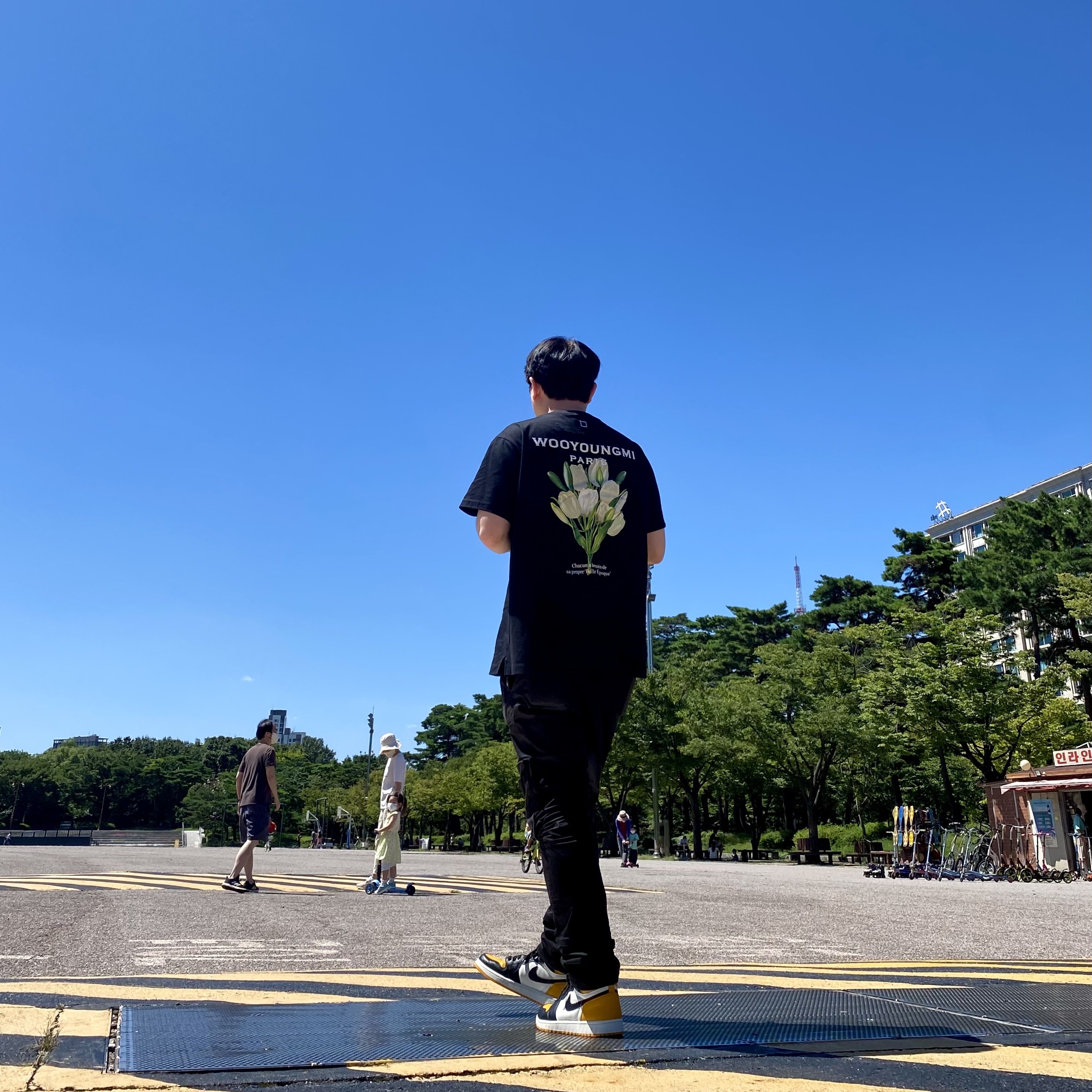 Wooyoungmi Flower Print Back Logo T-Shirt Black - 22SS, Jordan 1 Retro High OG Taxi 착용 스타일