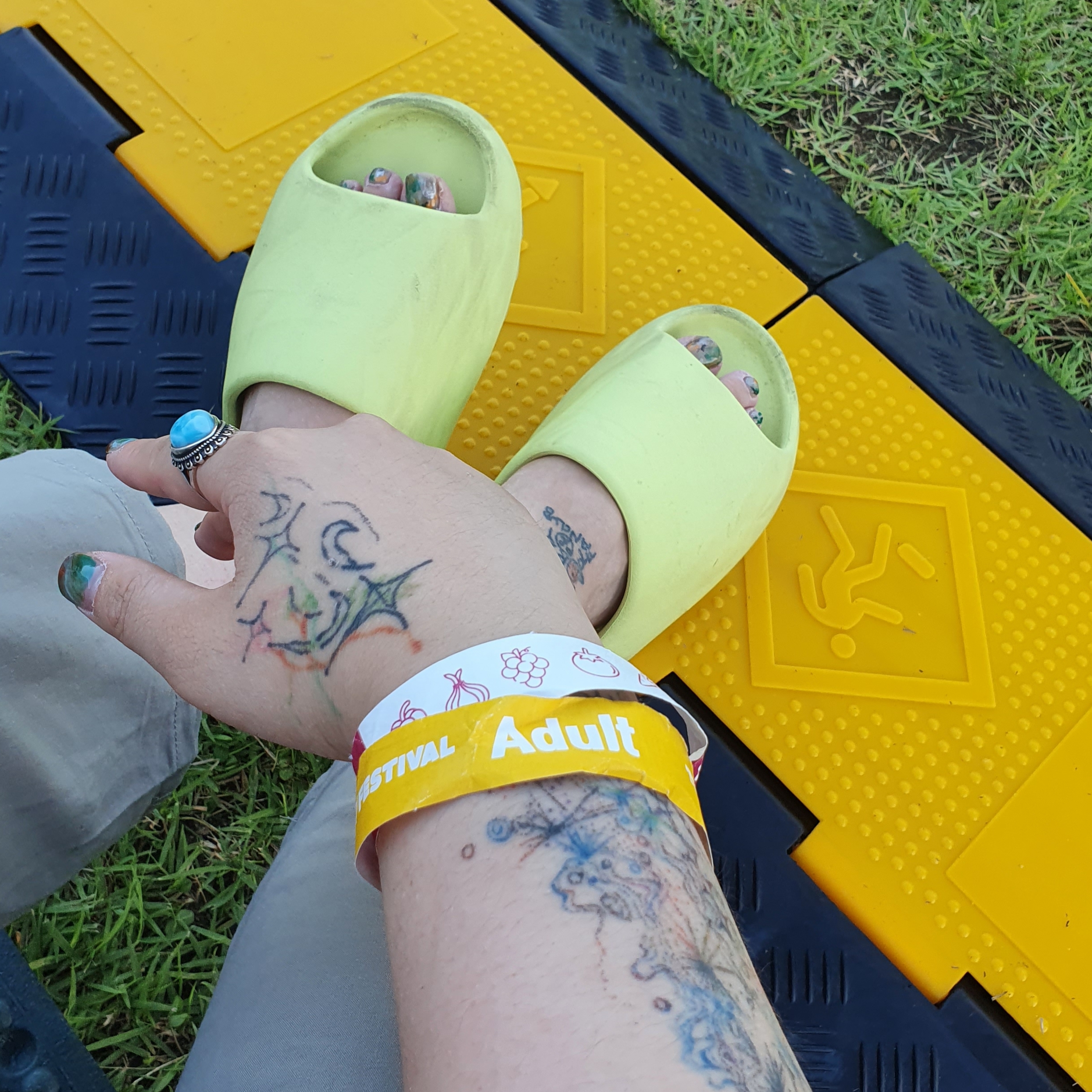 Adidas Yeezy Slide Glow Green 2022/2023 착용 스타일