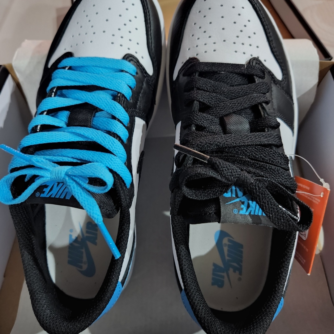 Jordan 1 Retro Low OG Black and Dark Powder Blue 착용 스타일 - 1