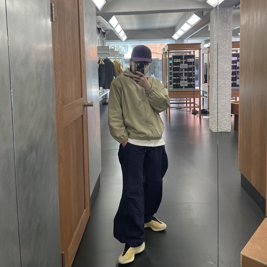 Adidas Yeezy 700 V3 Mono Safflower 착용 스타일