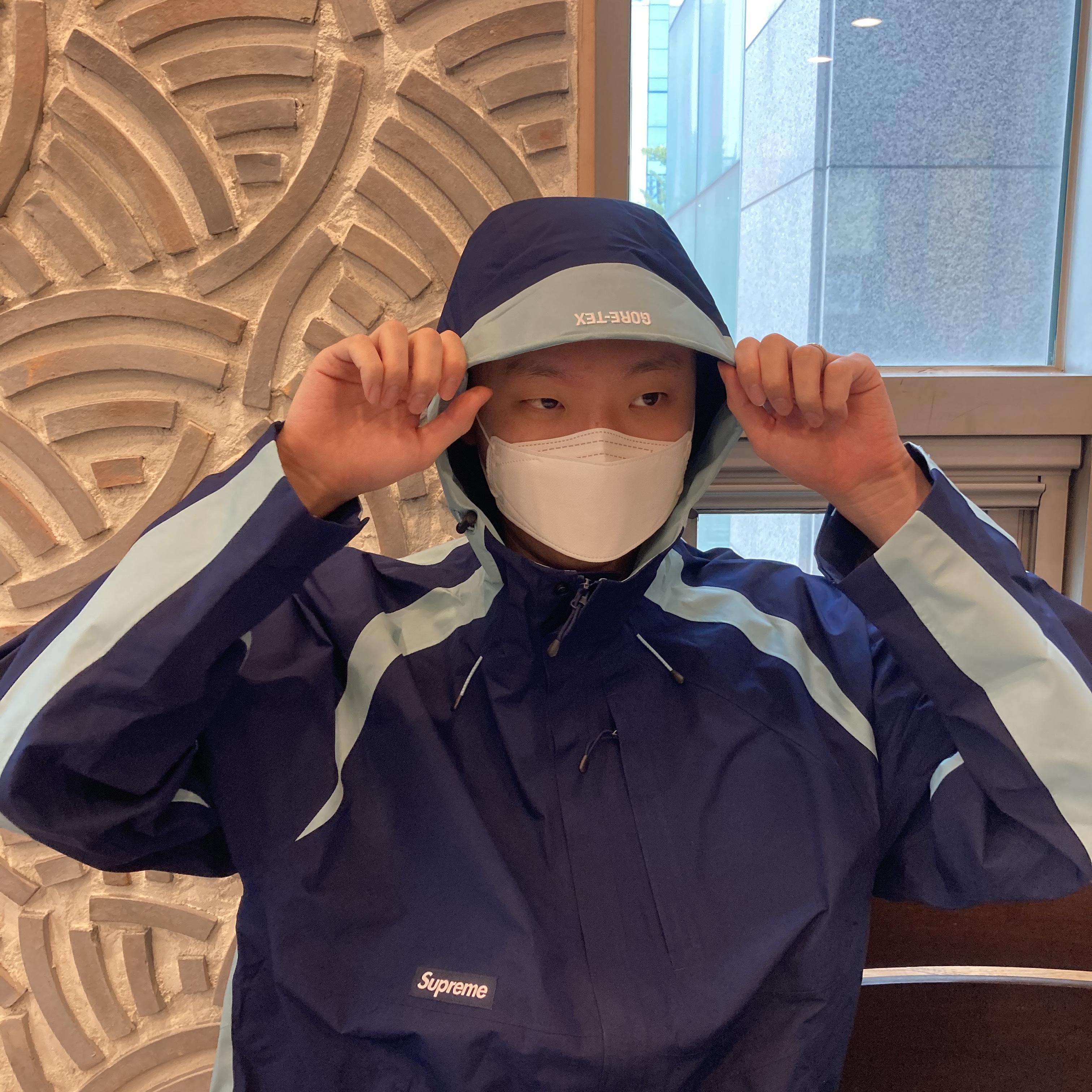 Supreme Gore-Tex Paclite Jacket Navy - 22SS 착용 스타일