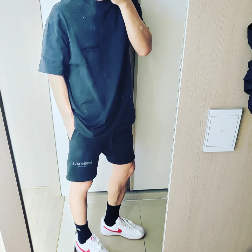 Essentials The Core Collection Sweatshorts Stretch Limo, Stussy Small Stock Crew Socks Black (3 Pack) 착용 스타일 - 2