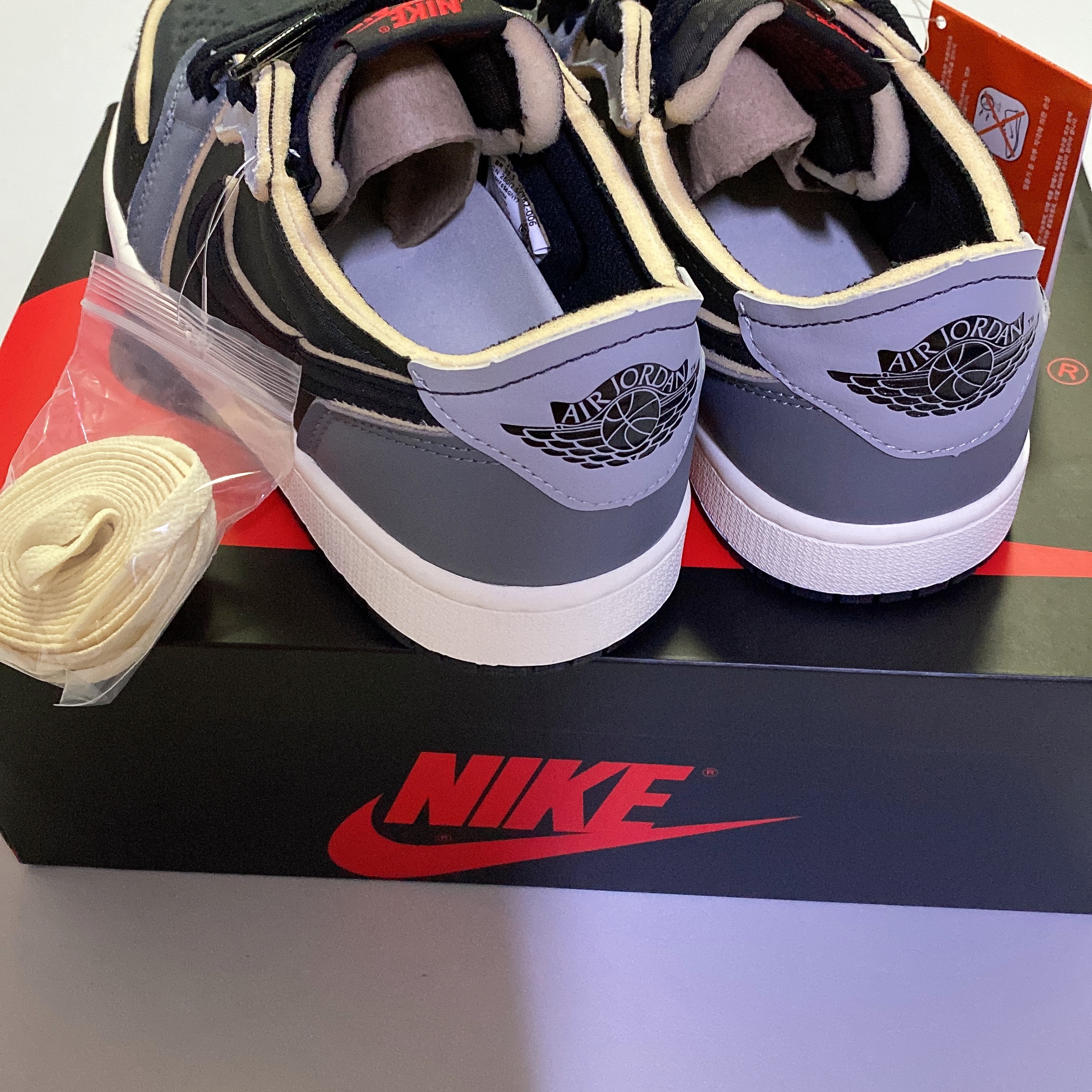 Jordan 1 Retro Low OG EX Black and Smoke Grey 착용 스타일 - 2