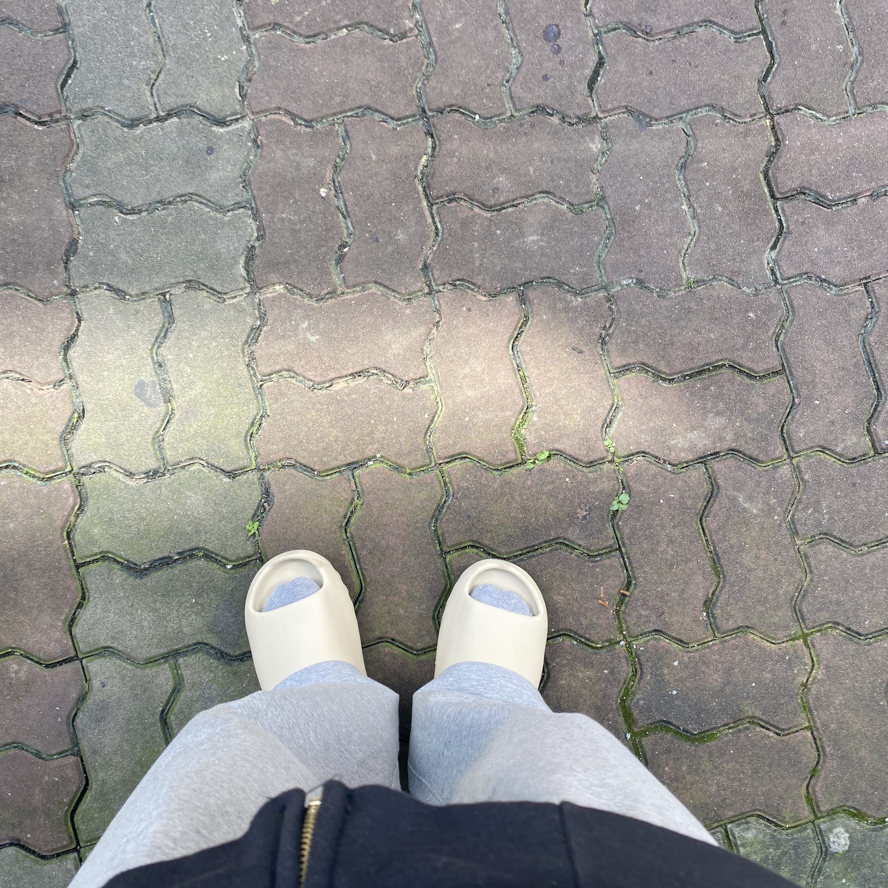 Adidas Yeezy Slide Bone 2022/2023 착용 스타일 - 1
