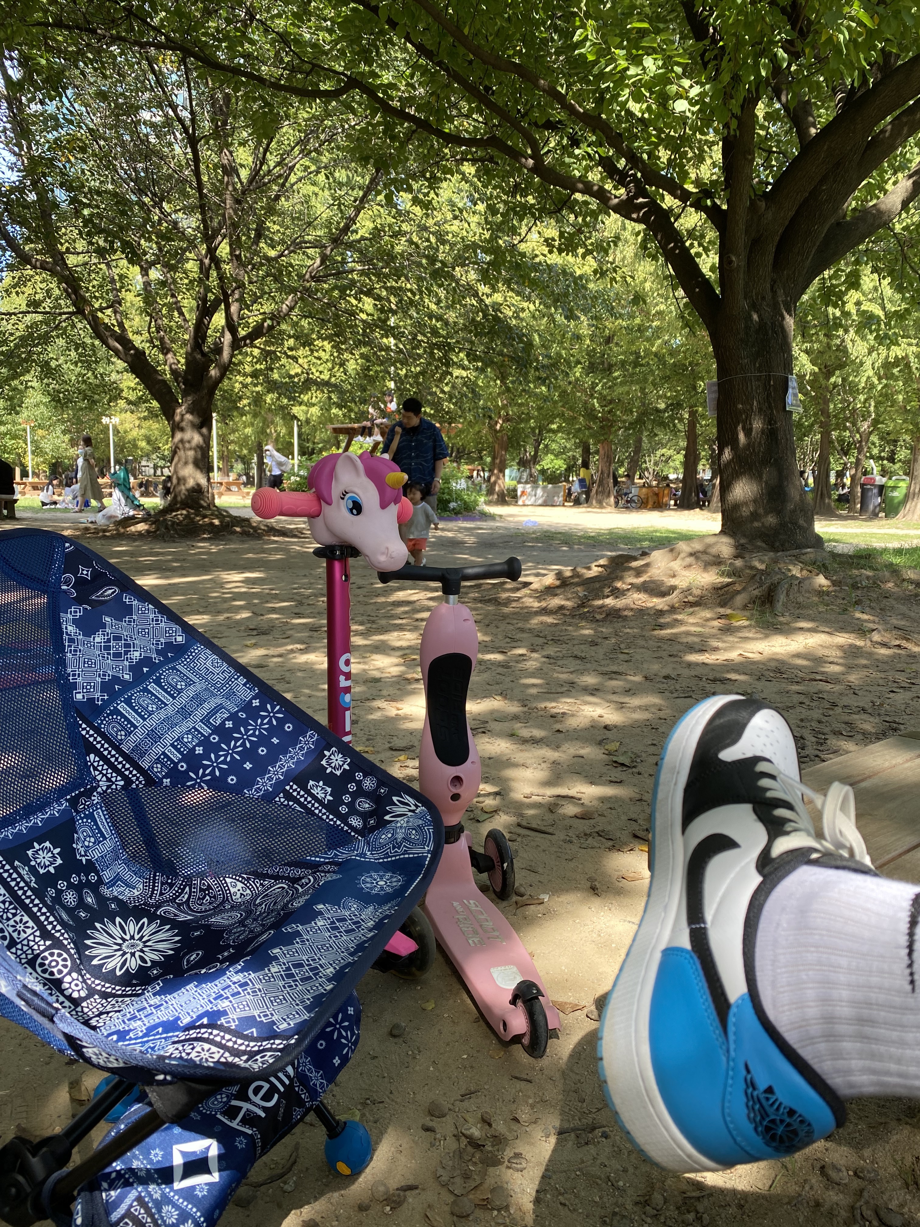 Helinox Chair One Blue Bandanna Quilt, Jordan 1 Retro Low OG Black and Dark Powder Blue 착용 스타일 - 1