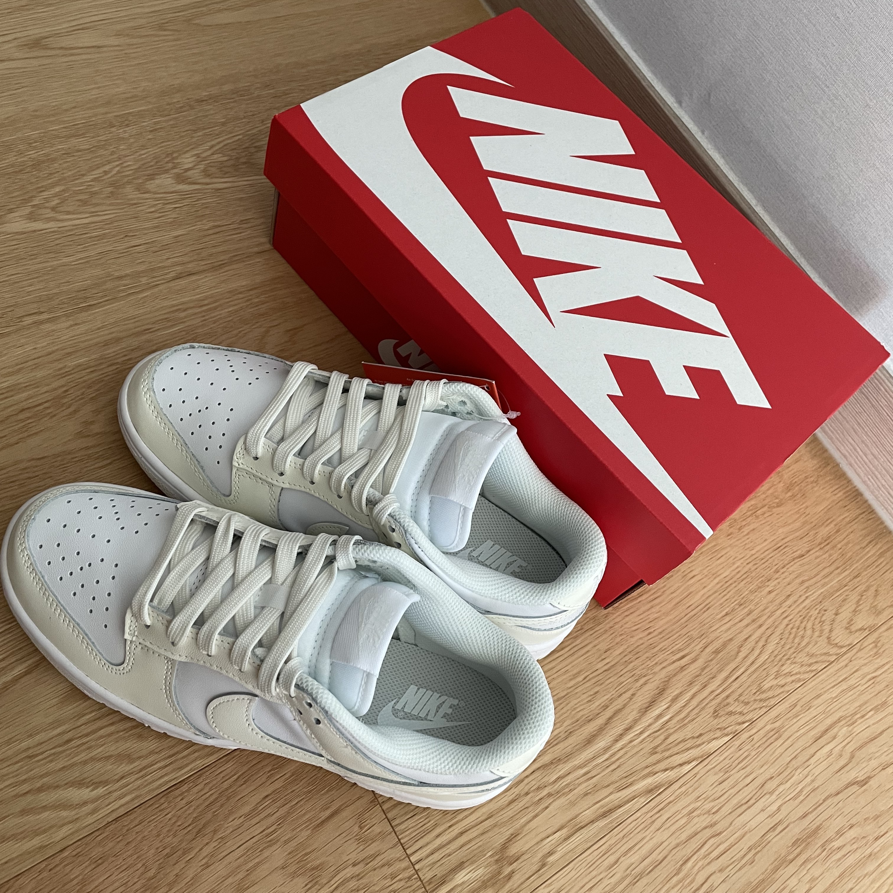 (W) Nike Dunk Low White and Sail 착용 스타일 - 2