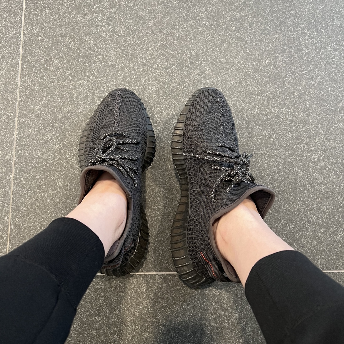 Adidas Yeezy Boost 350 V2 Black - Non-Reflective 착용 스타일