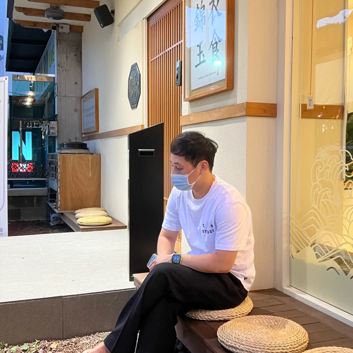 IAB Studio T-Shirt White Navy - 22FW 착용 스타일 - 2